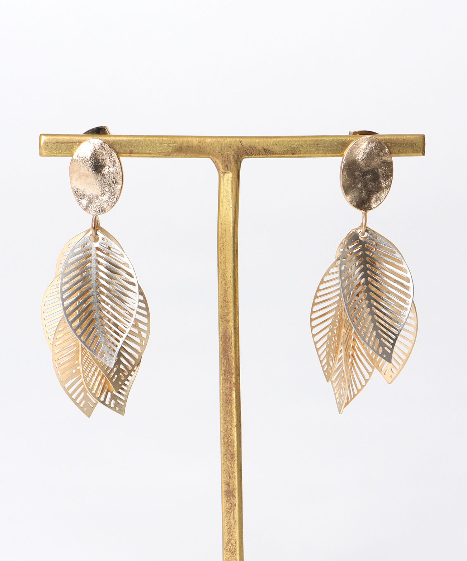 リーフボリューム透かしメタルピアス