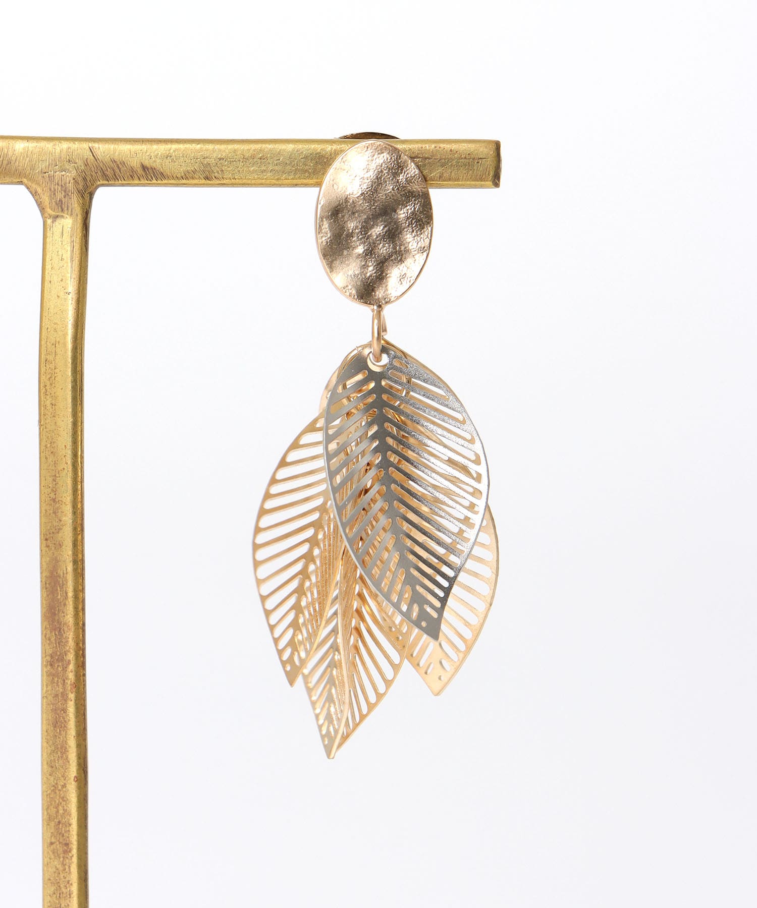 リーフボリューム透かしメタルピアス