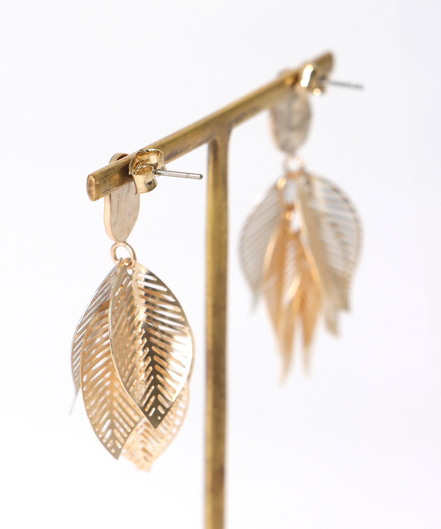 リーフボリューム透かしメタルピアス