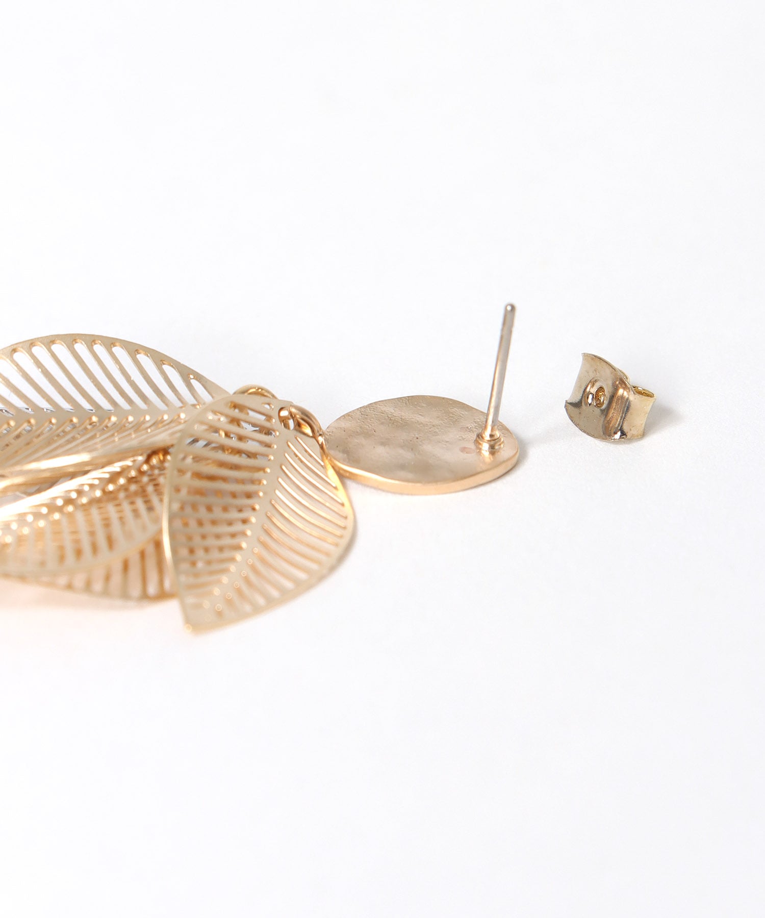 リーフボリューム透かしメタルピアス