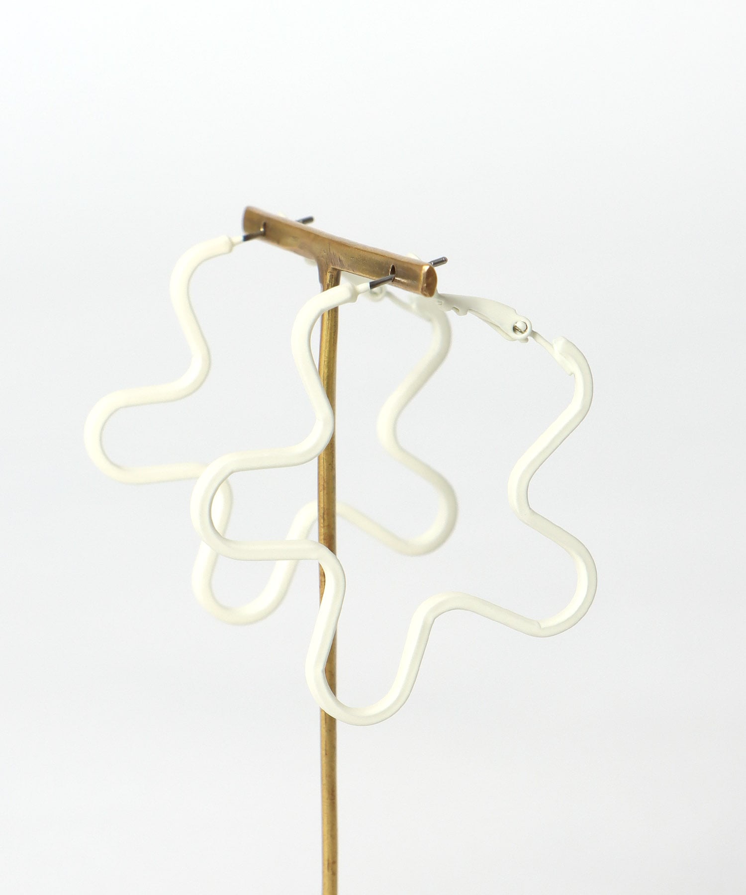 うねうねフレームピアス