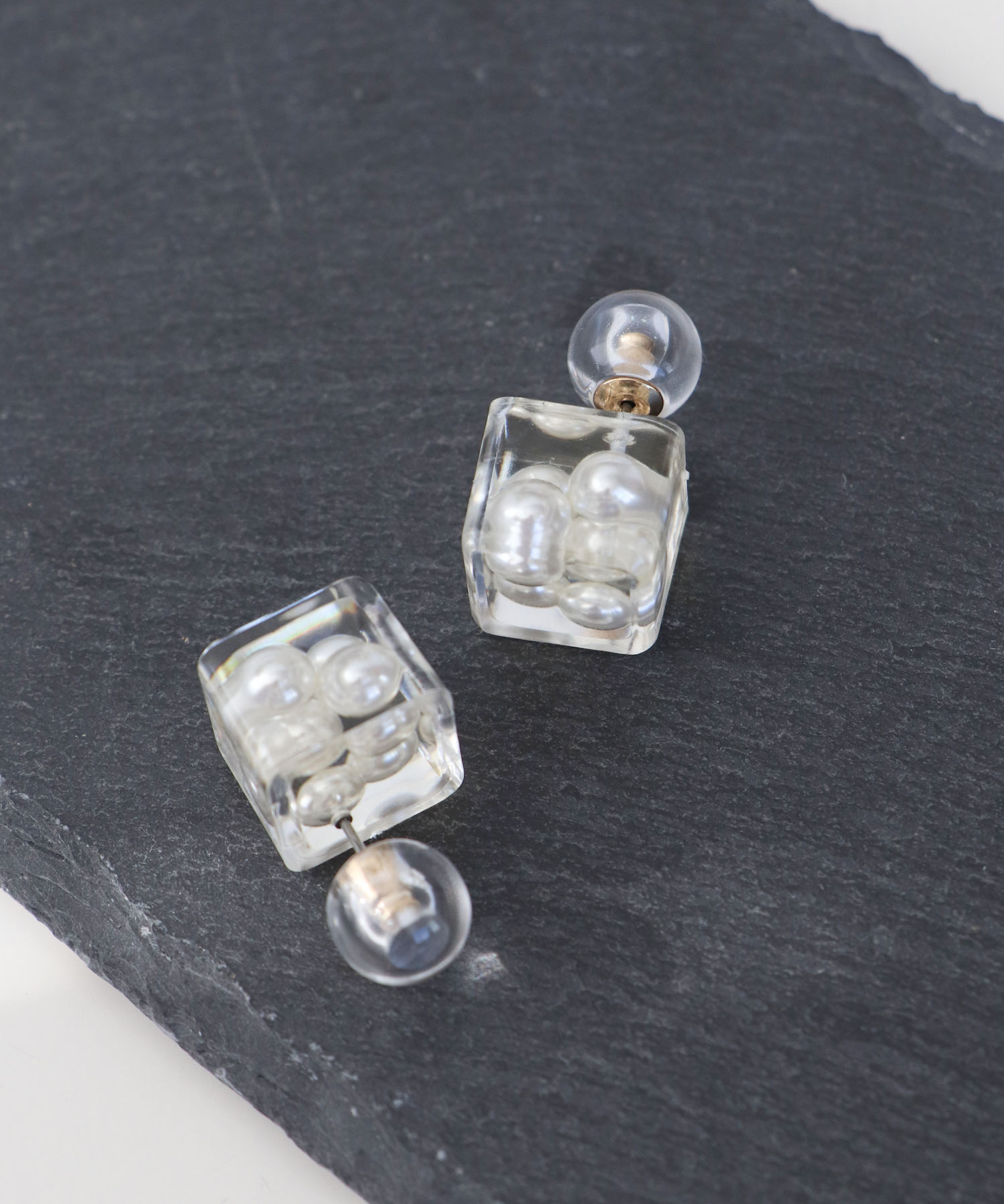 クリアキューブ封入ピアス