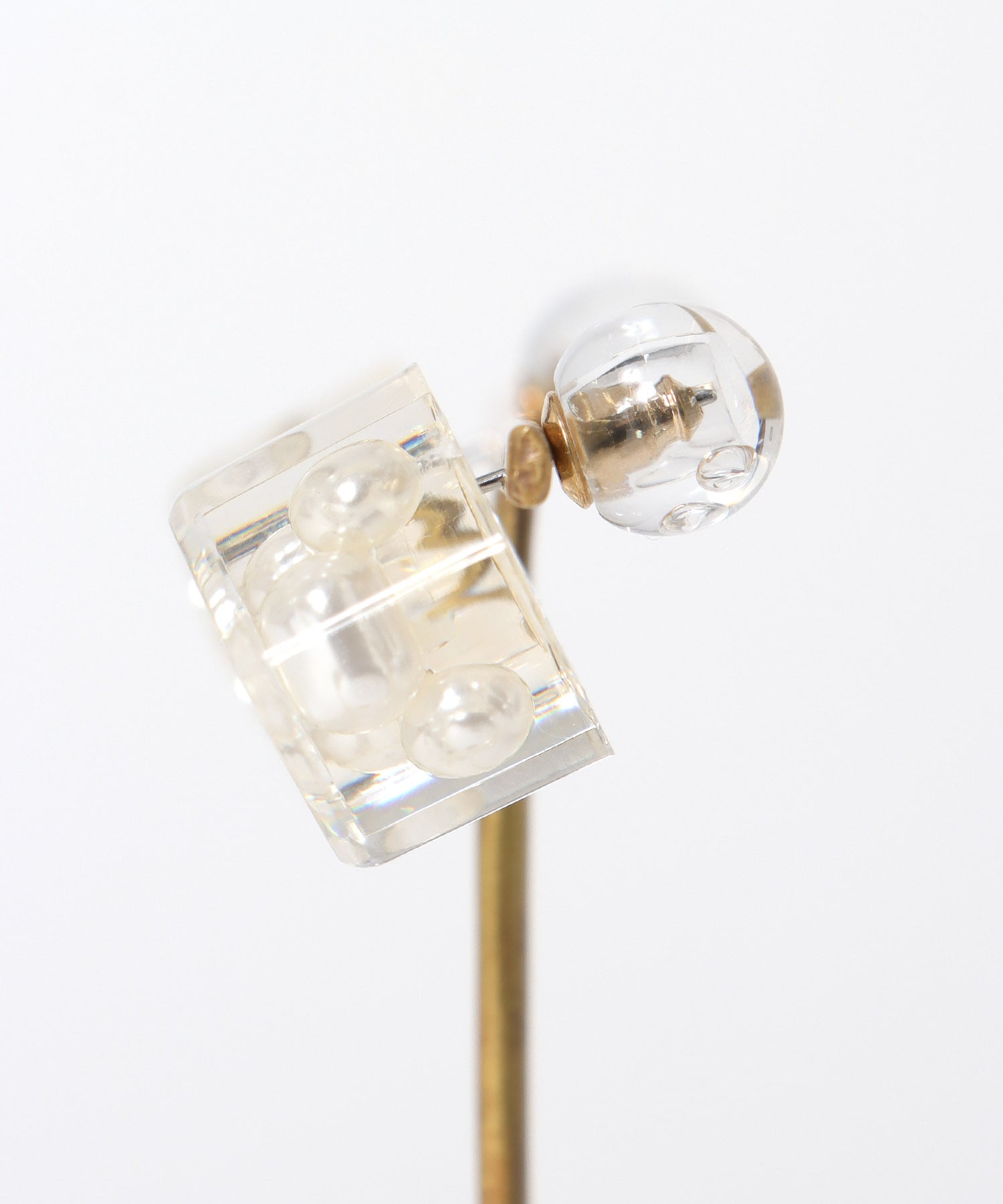 クリアキューブ封入ピアス