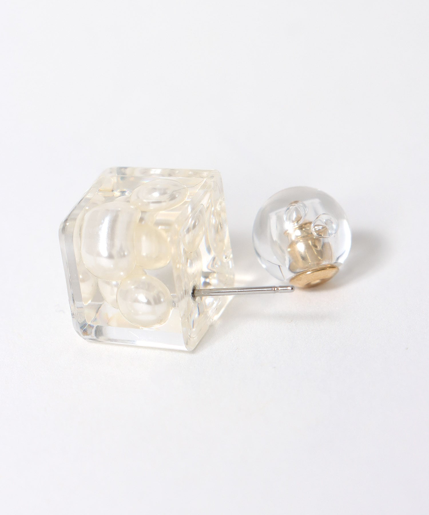 クリアキューブ封入ピアス