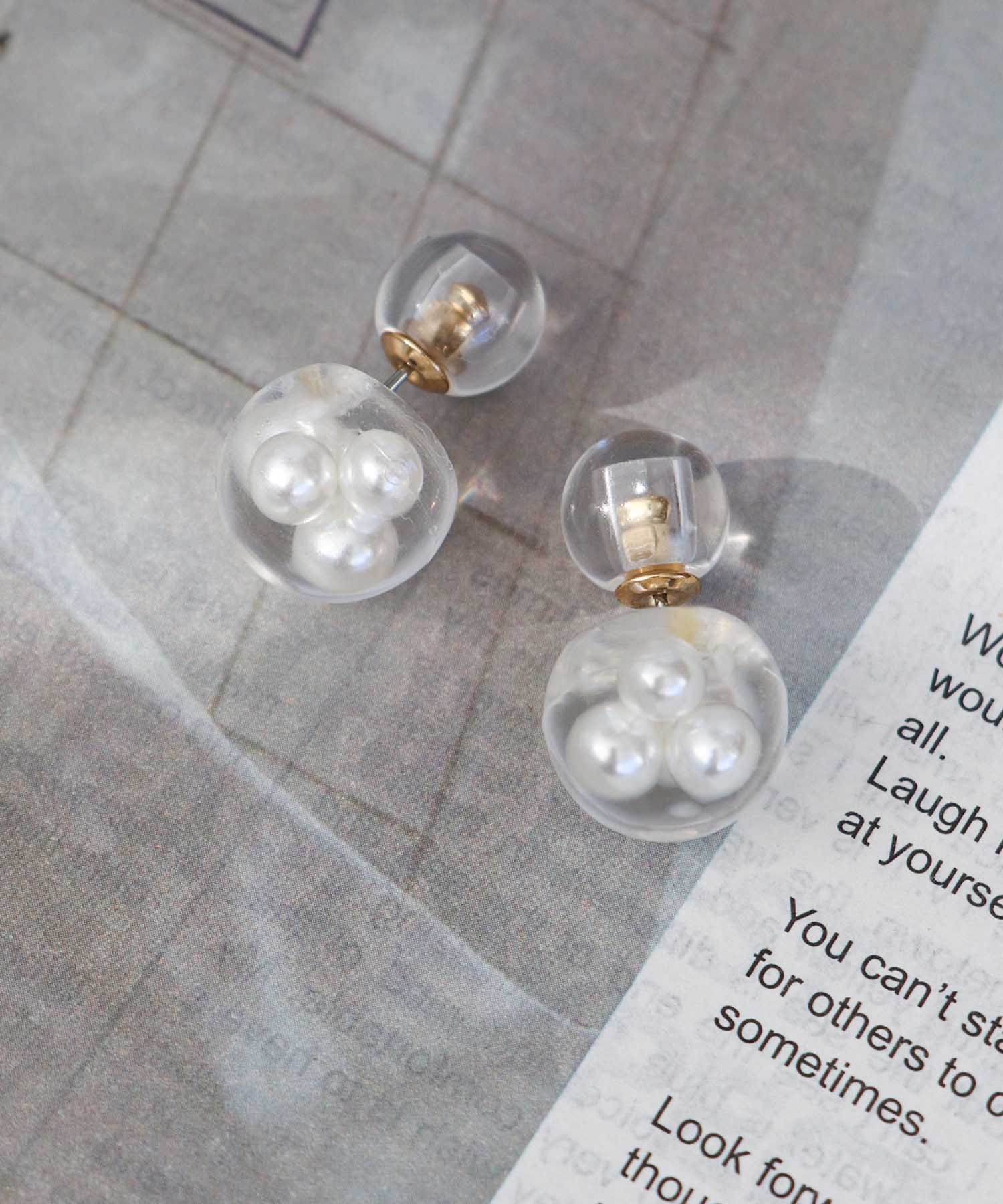 クリア球体封入ピアス