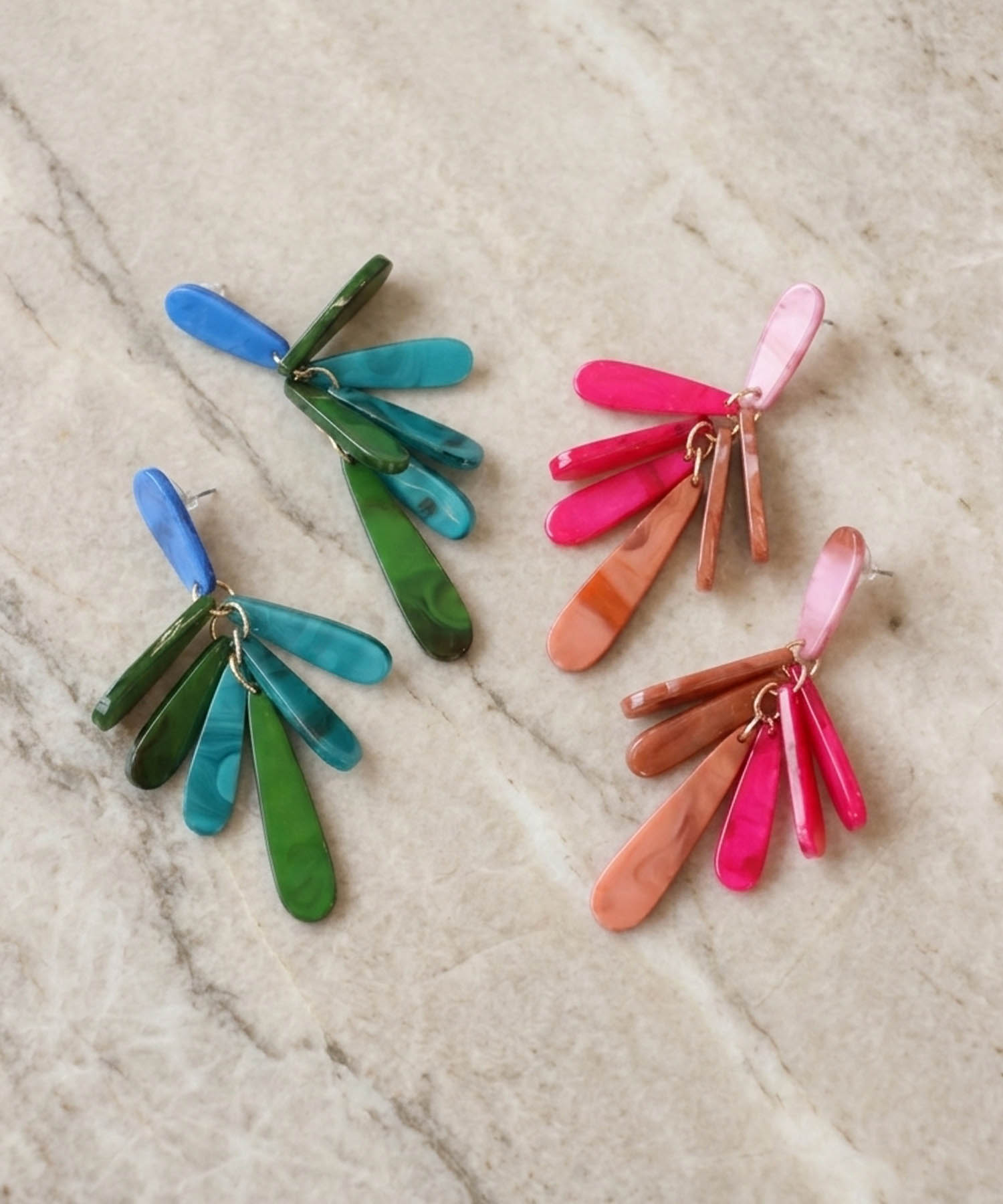 アクリルタッセル風ピアス