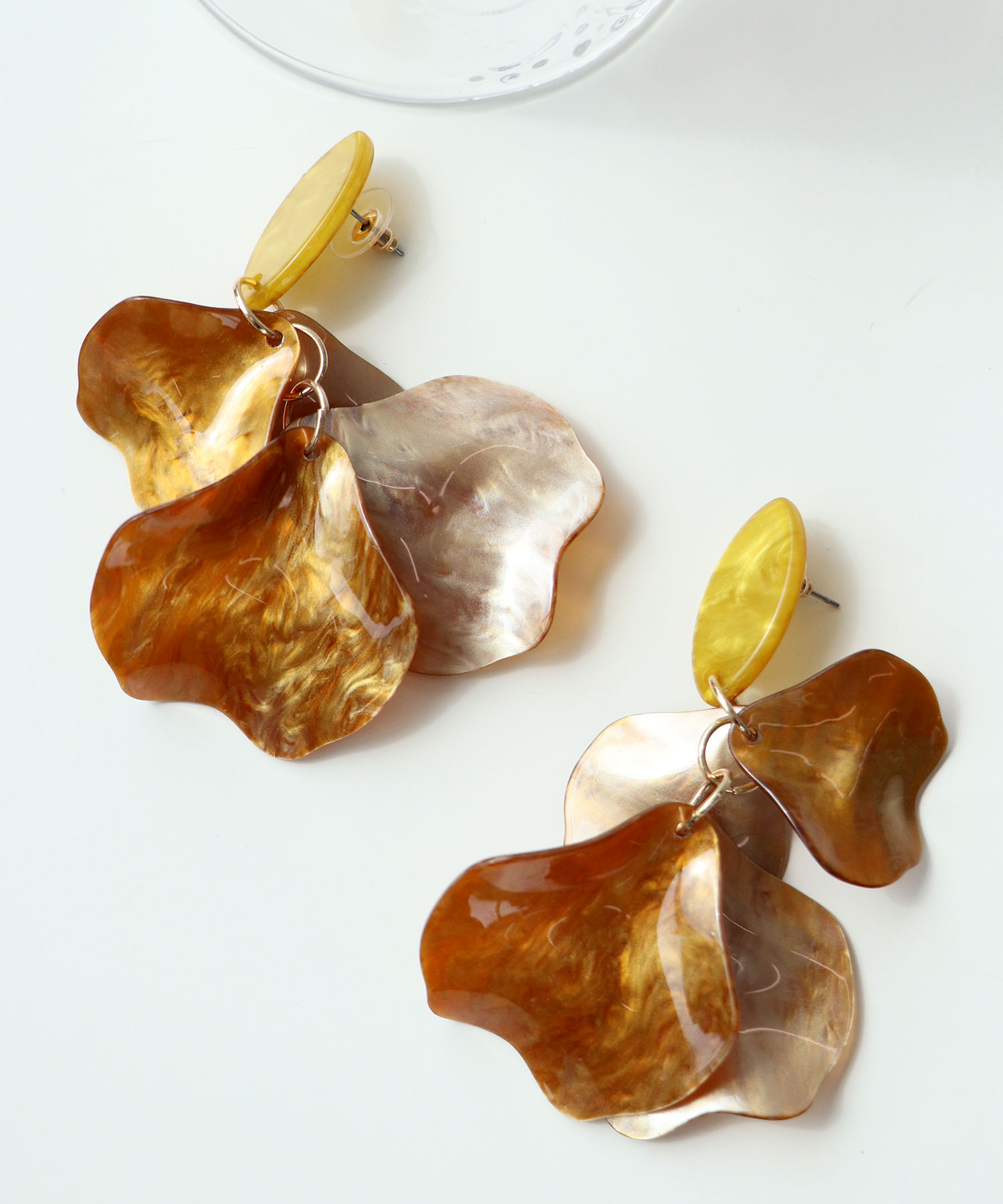 アクリルリーフピアス