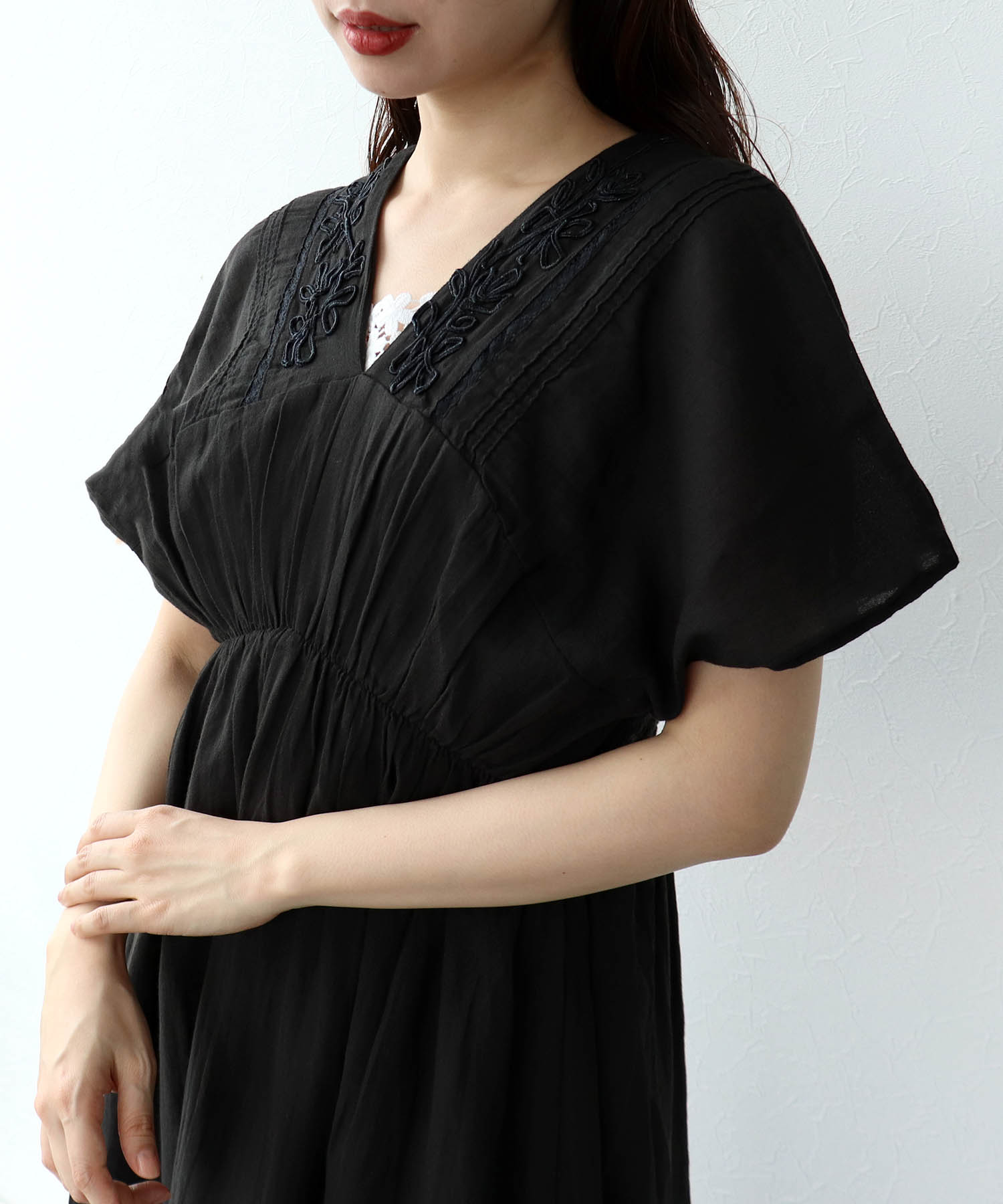 テープ刺繍ピンタックレースワンピース