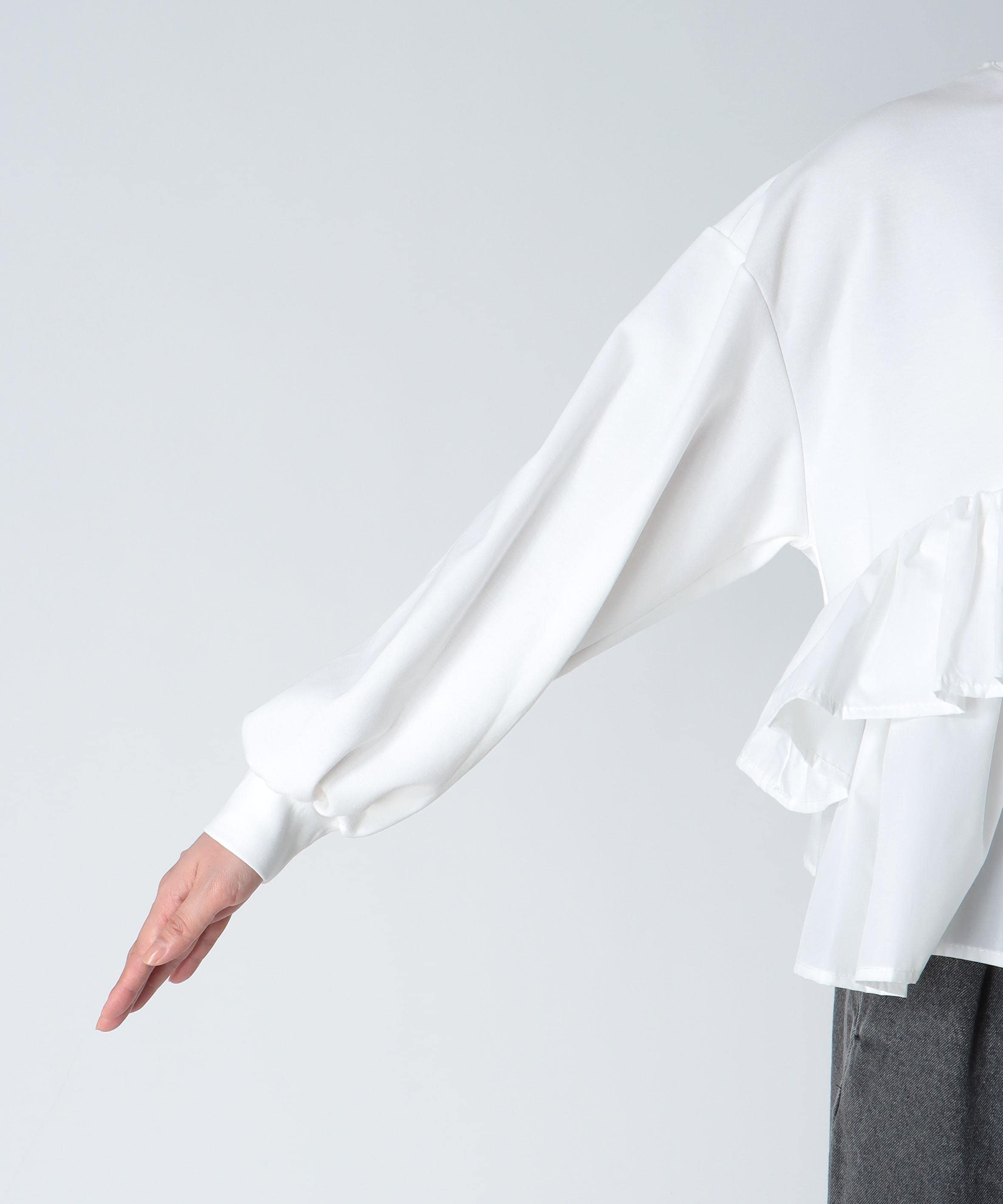 フリルデザイントップス