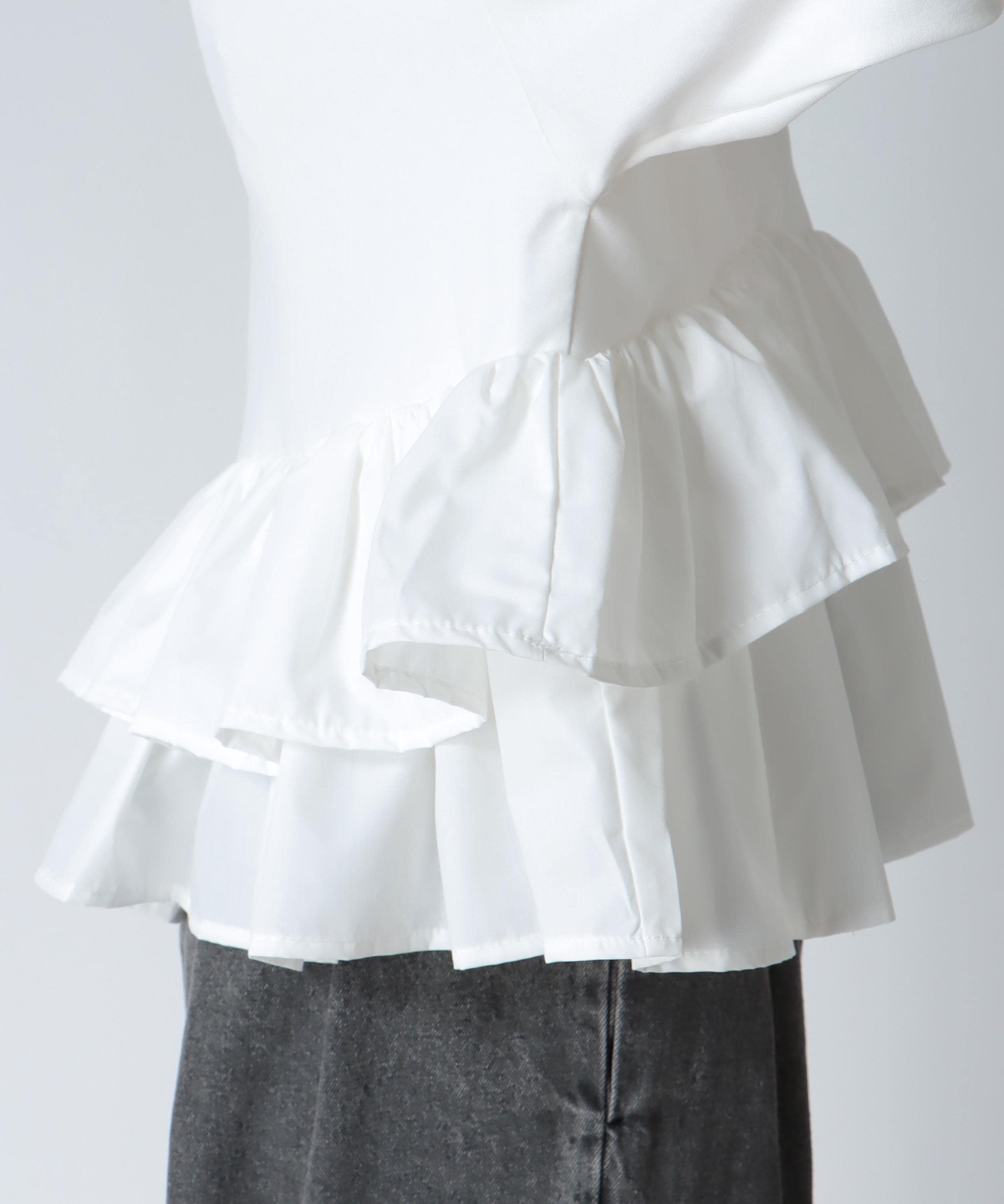 フリルデザイントップス