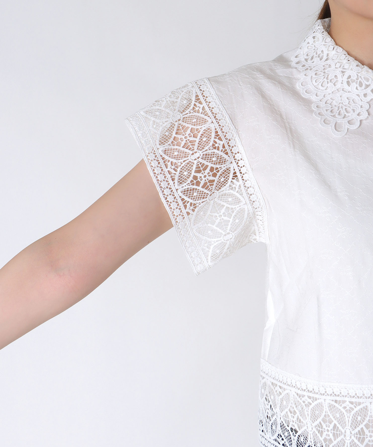レース刺繍ショートブラウス