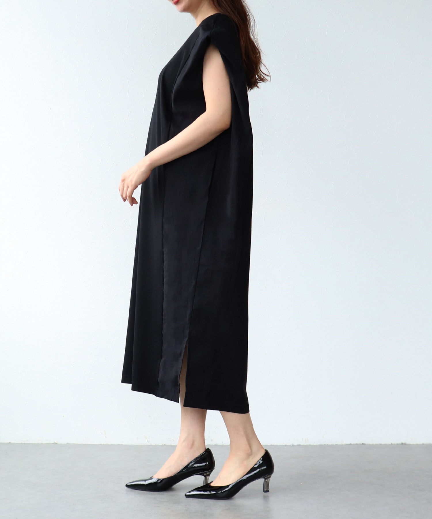 タックショルダーストレートワンピース
