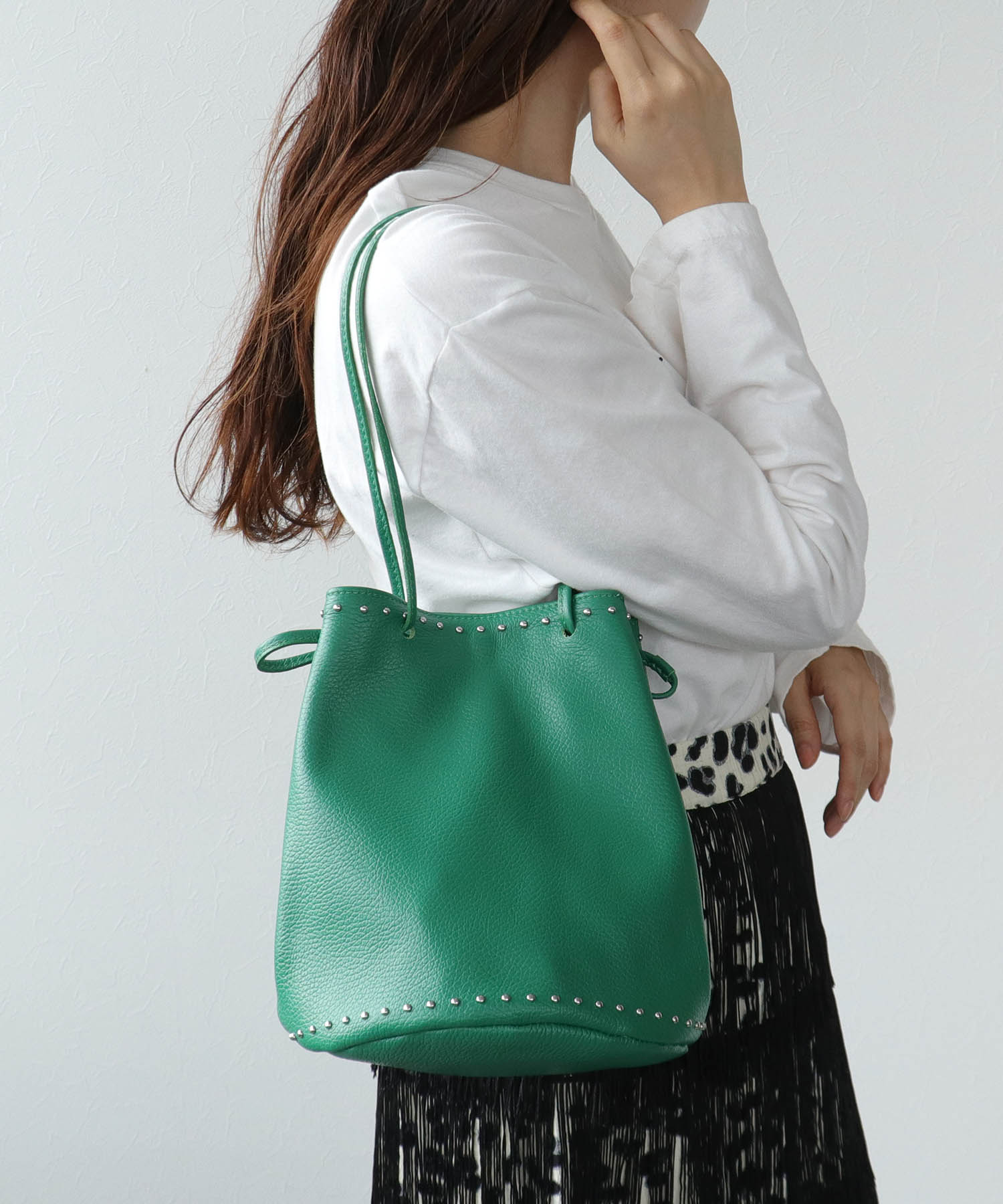 【MILLELA FIRENZE】牛床革スタッズバケットショルダー
