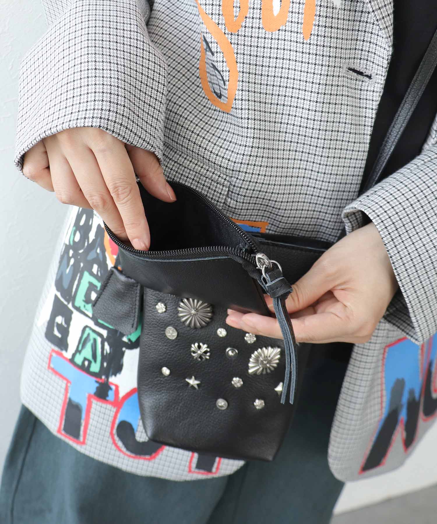 【perche】牛革マルチスタッズケースチャーム付ポシェット