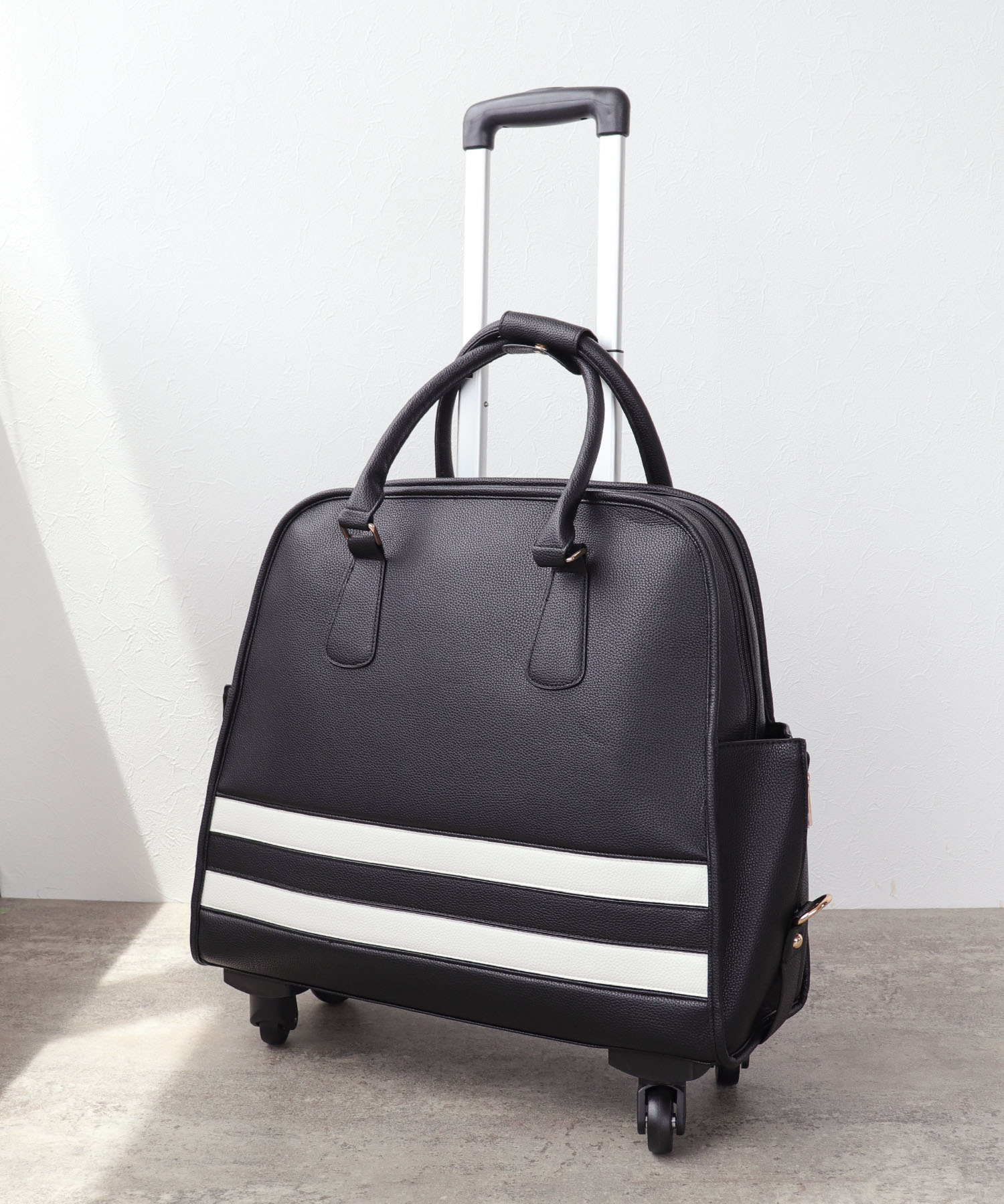4輪クロコ型押しエナメルキャリーバッグ | AND ON JIONE STORE