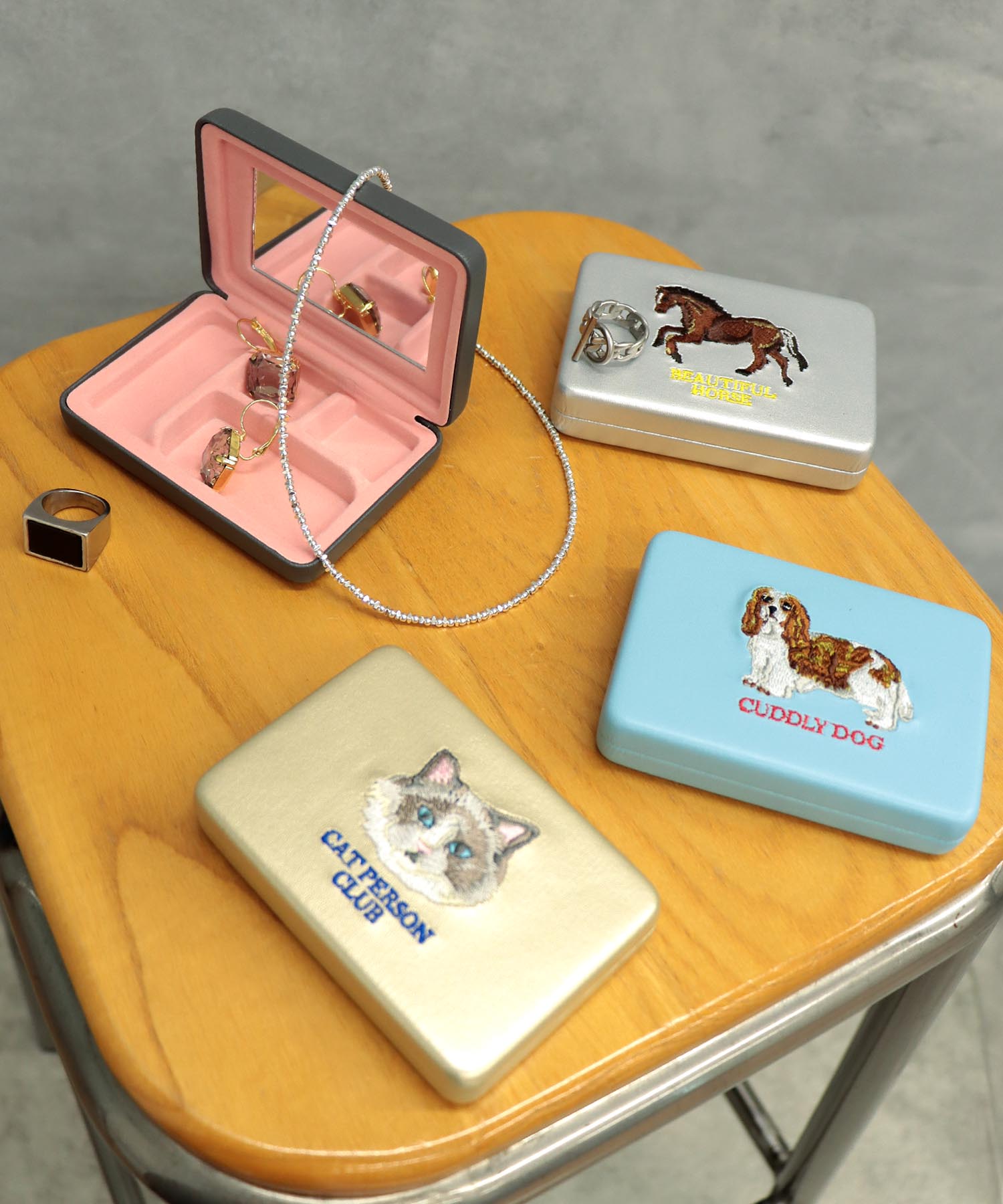 【JOli JOli】キャリング刺繍コンパクトミラーケース
