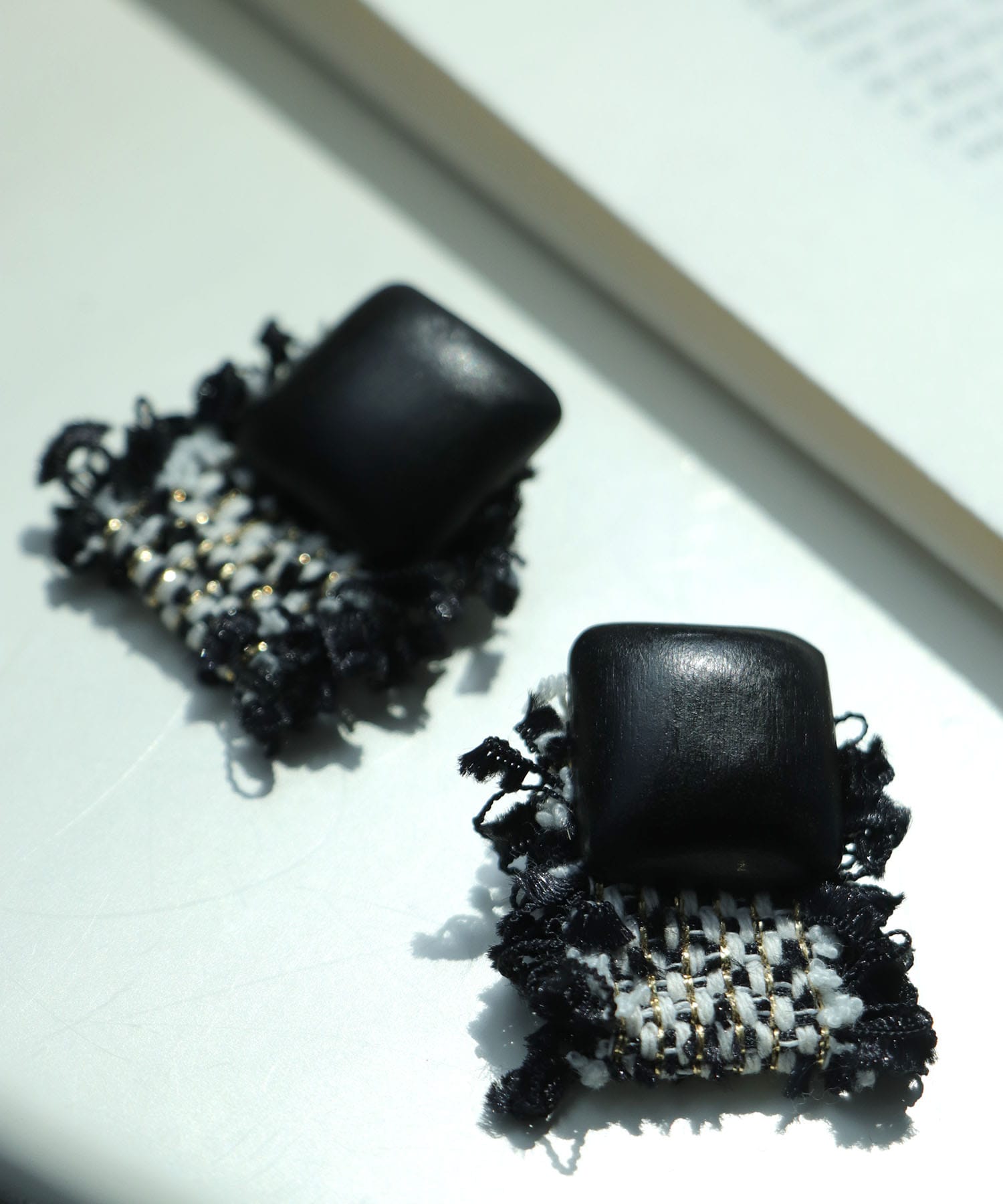 ウッド×ツイードピアス