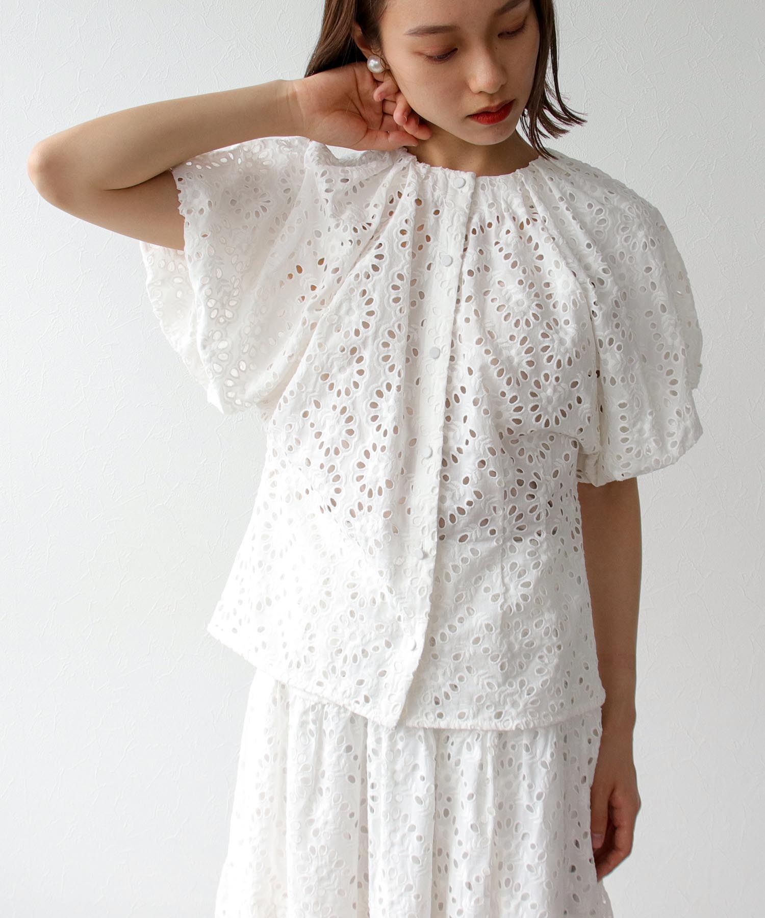Limue】刺繍3Dブラウス | AND ON JIONE STORE（アンドオン）ジオン商事 