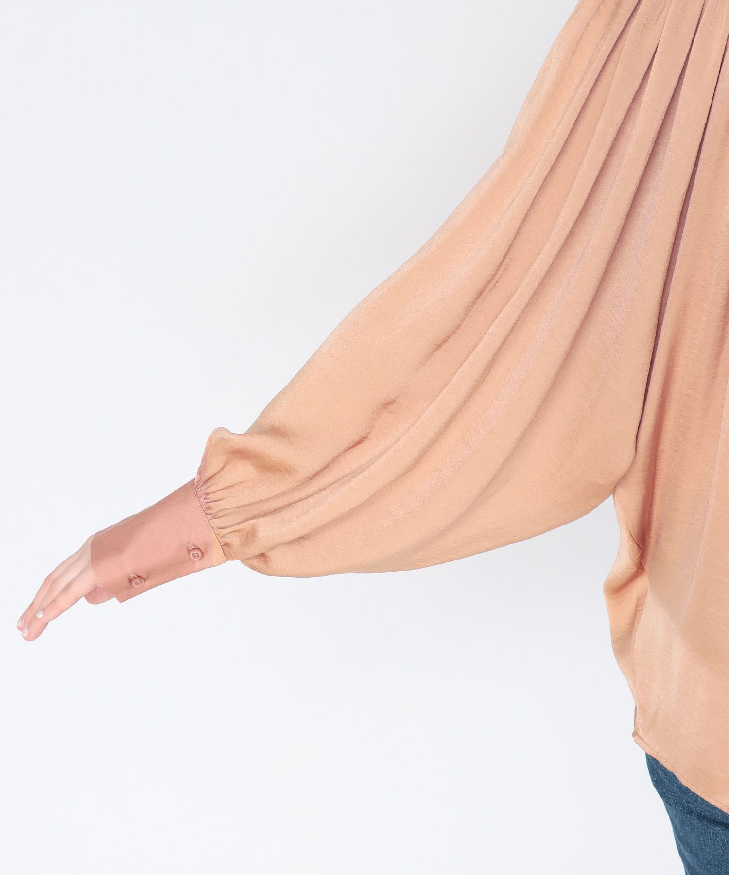 シャーリングネックブラウス | AND ON JIONE STORE（アンドオン 