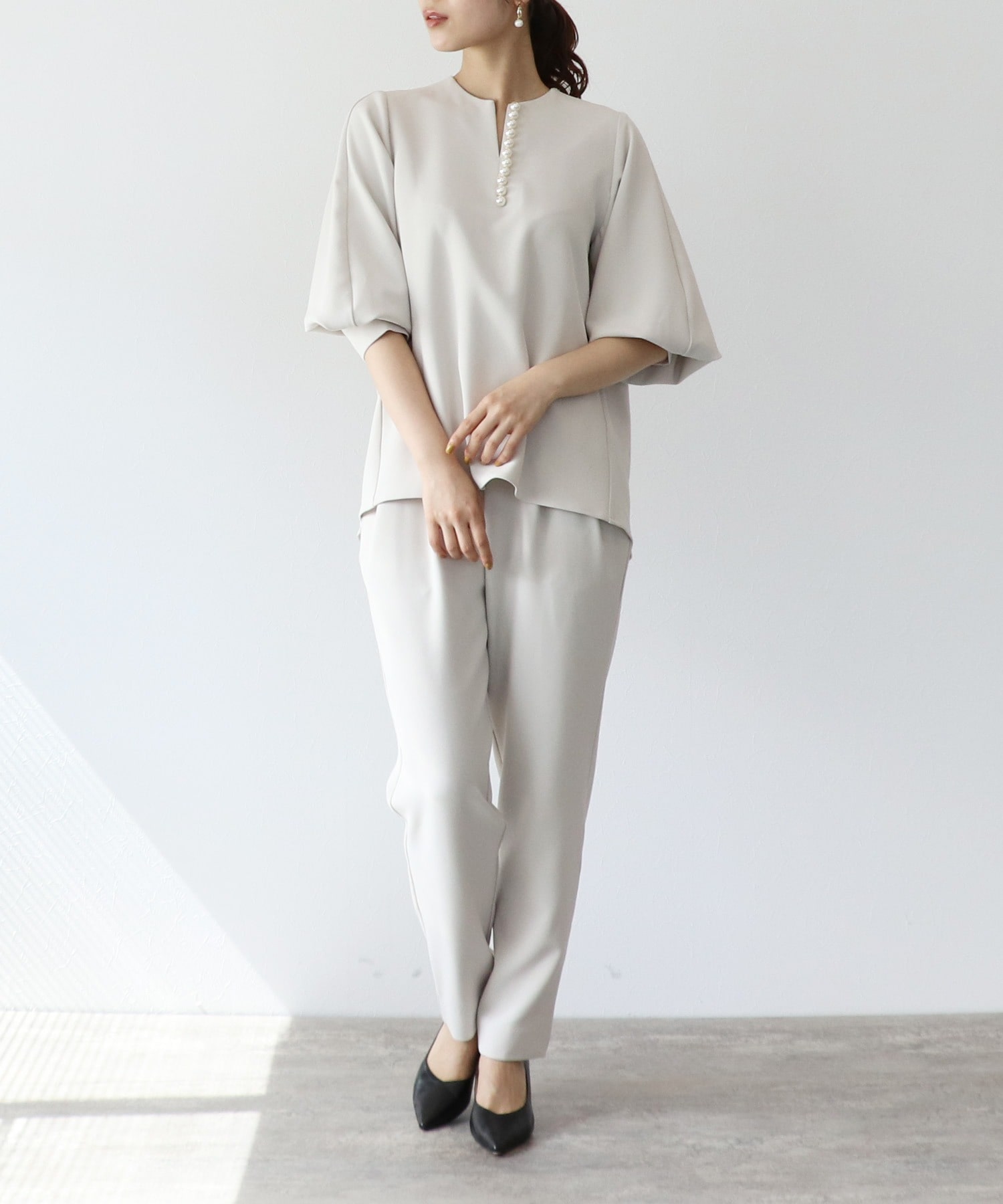一部店舗・WEB限定＞パール付きキーネックブラウス | AND ON