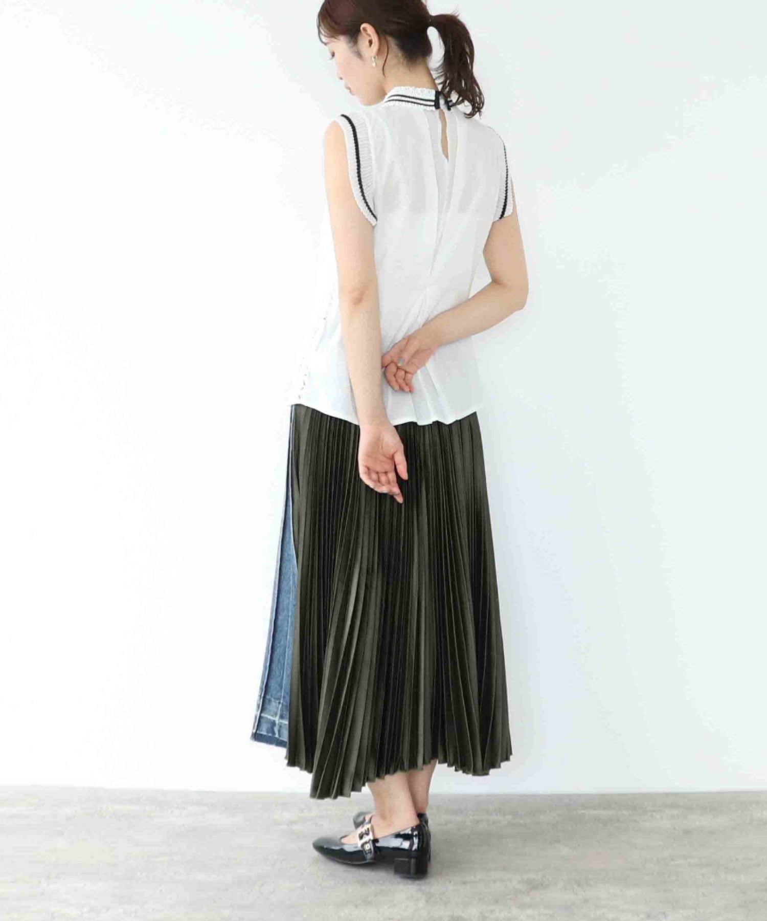 レース刺繍ノースリーブブラウス