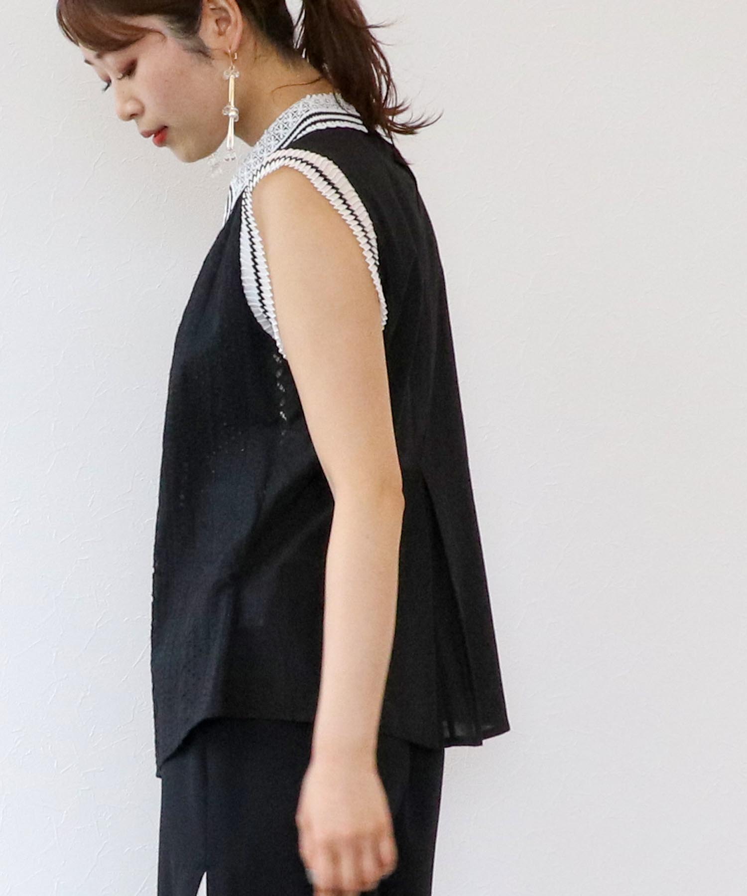 レース刺繍ノースリーブブラウス