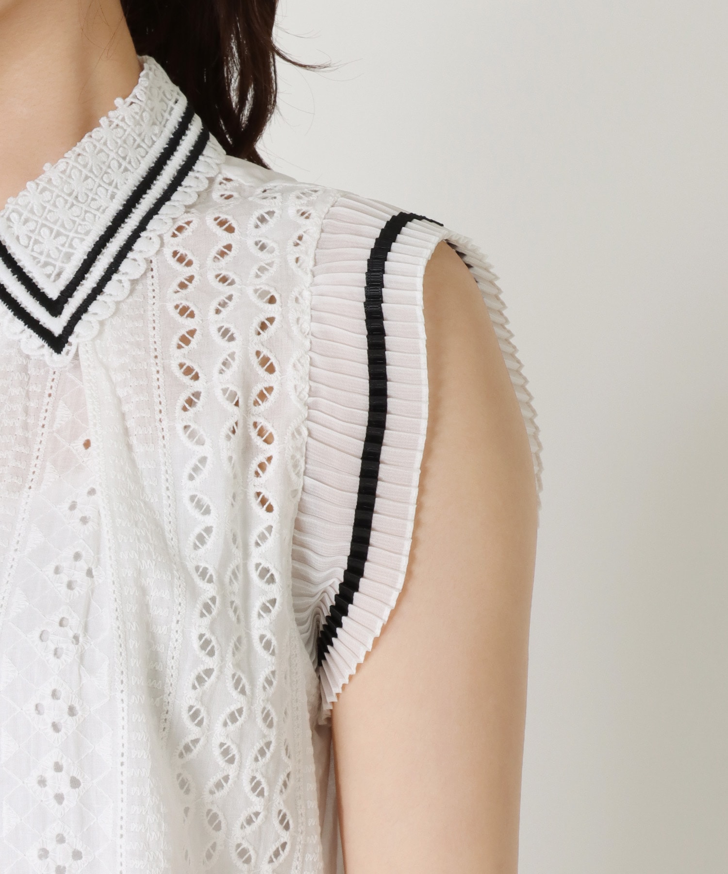 レース刺繍ノースリーブブラウス
