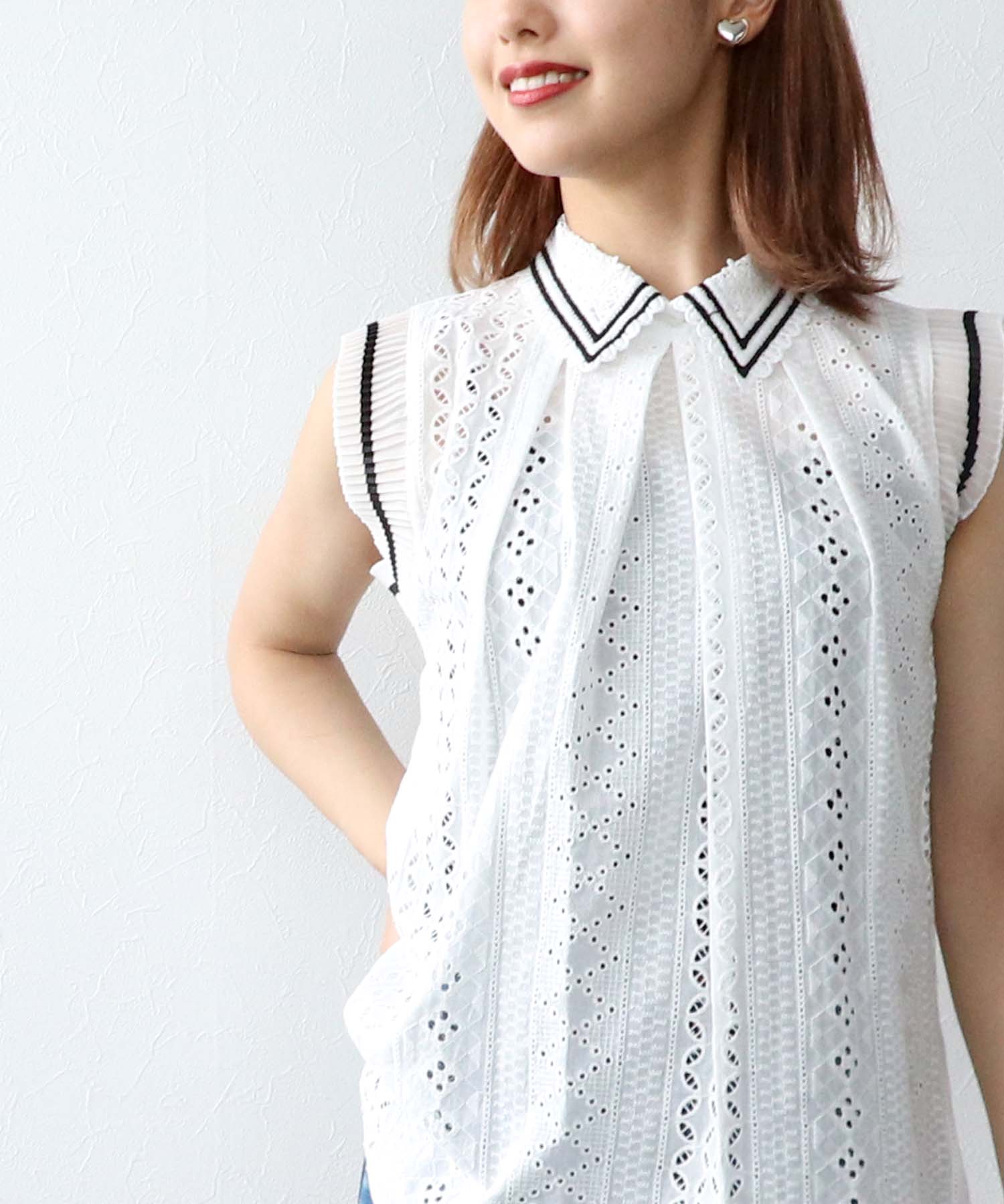 レース刺繍ノースリーブブラウス