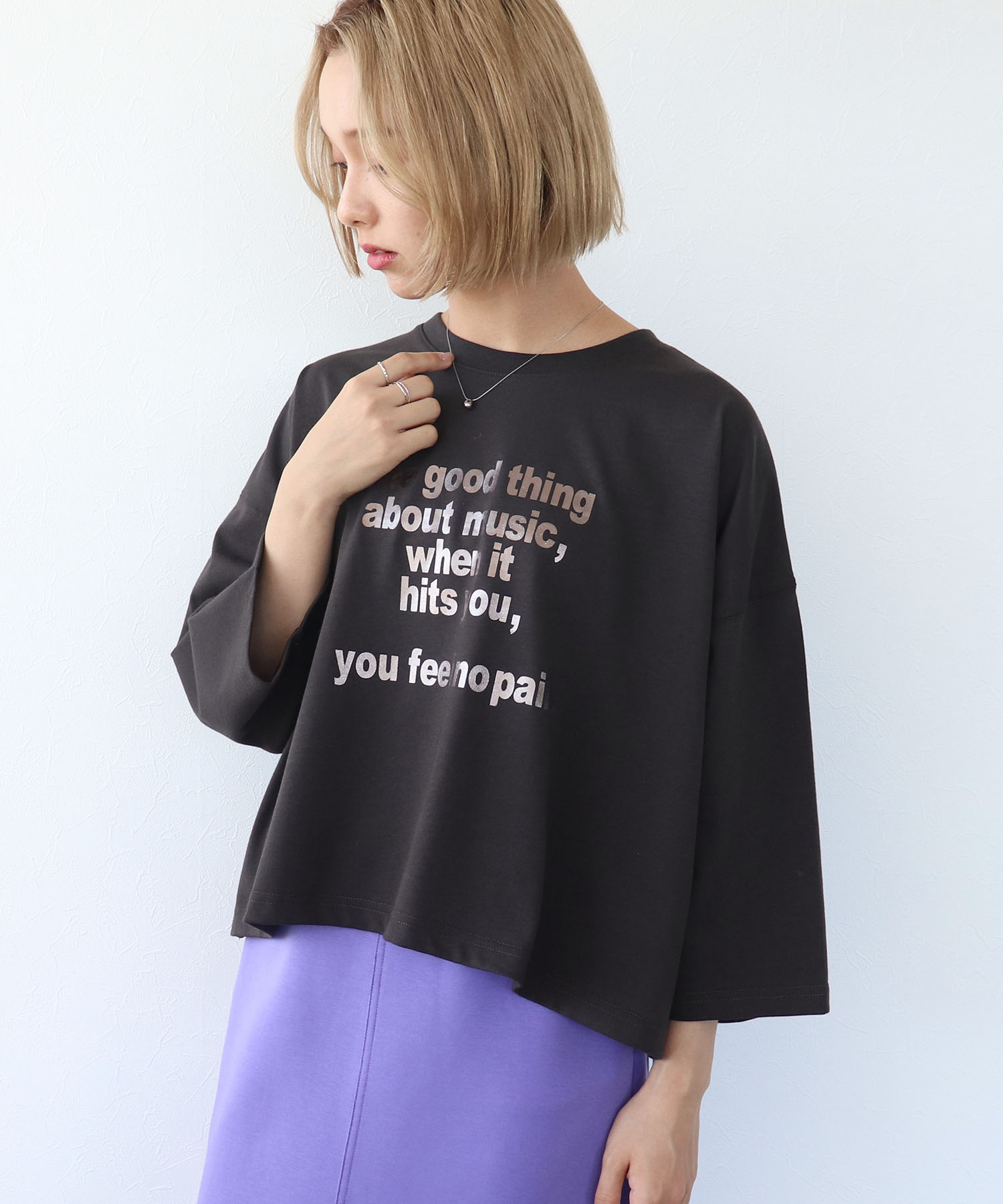 クルーネック7分袖ワイド箔ロゴTシャツ