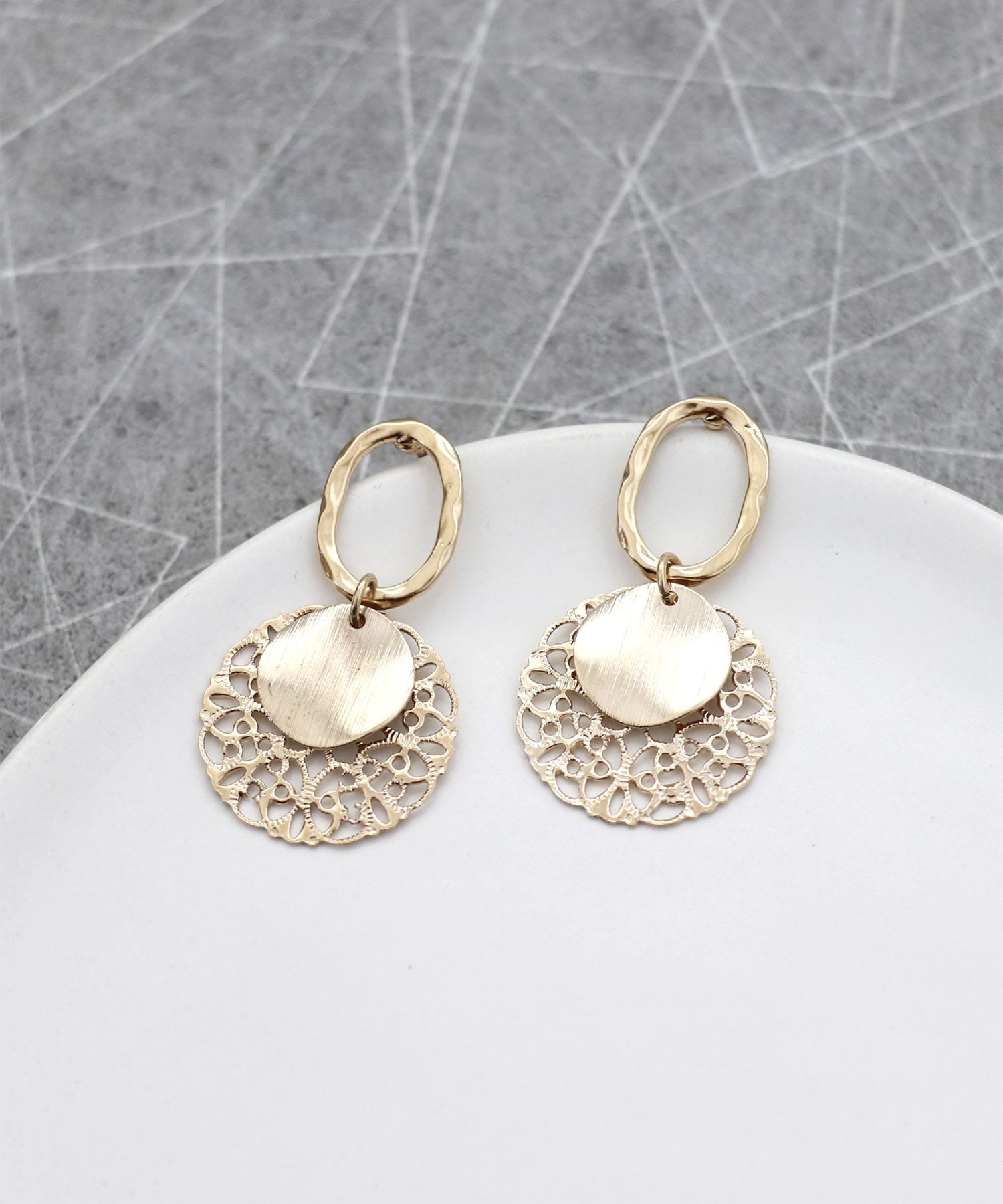 カラー透かし×マットメタルピアス