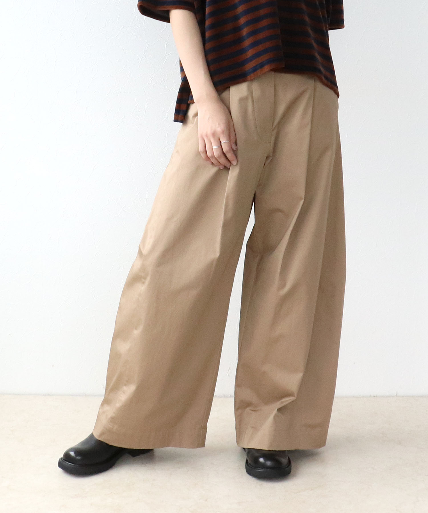 ストレッチサテンバレルパンツ