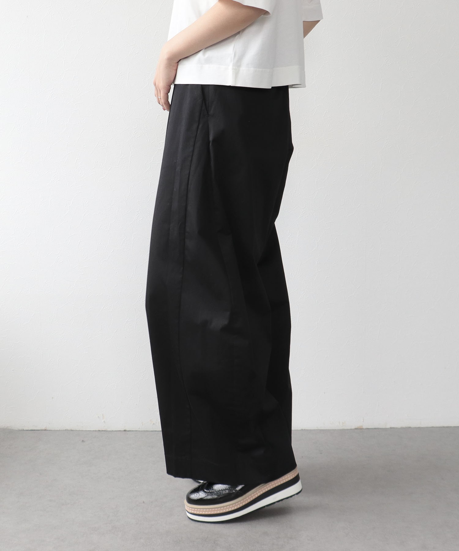 ストレッチサテンバレルパンツ