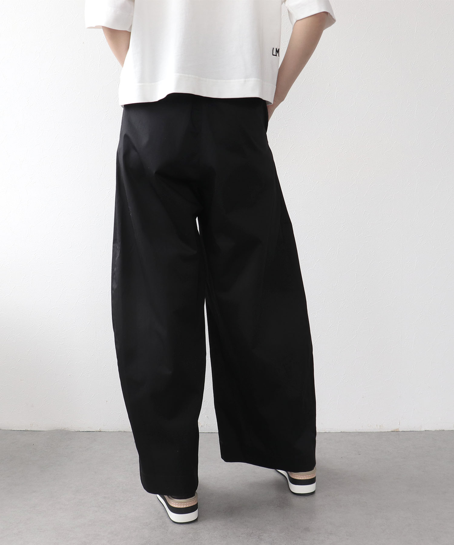ストレッチサテンバレルパンツ
