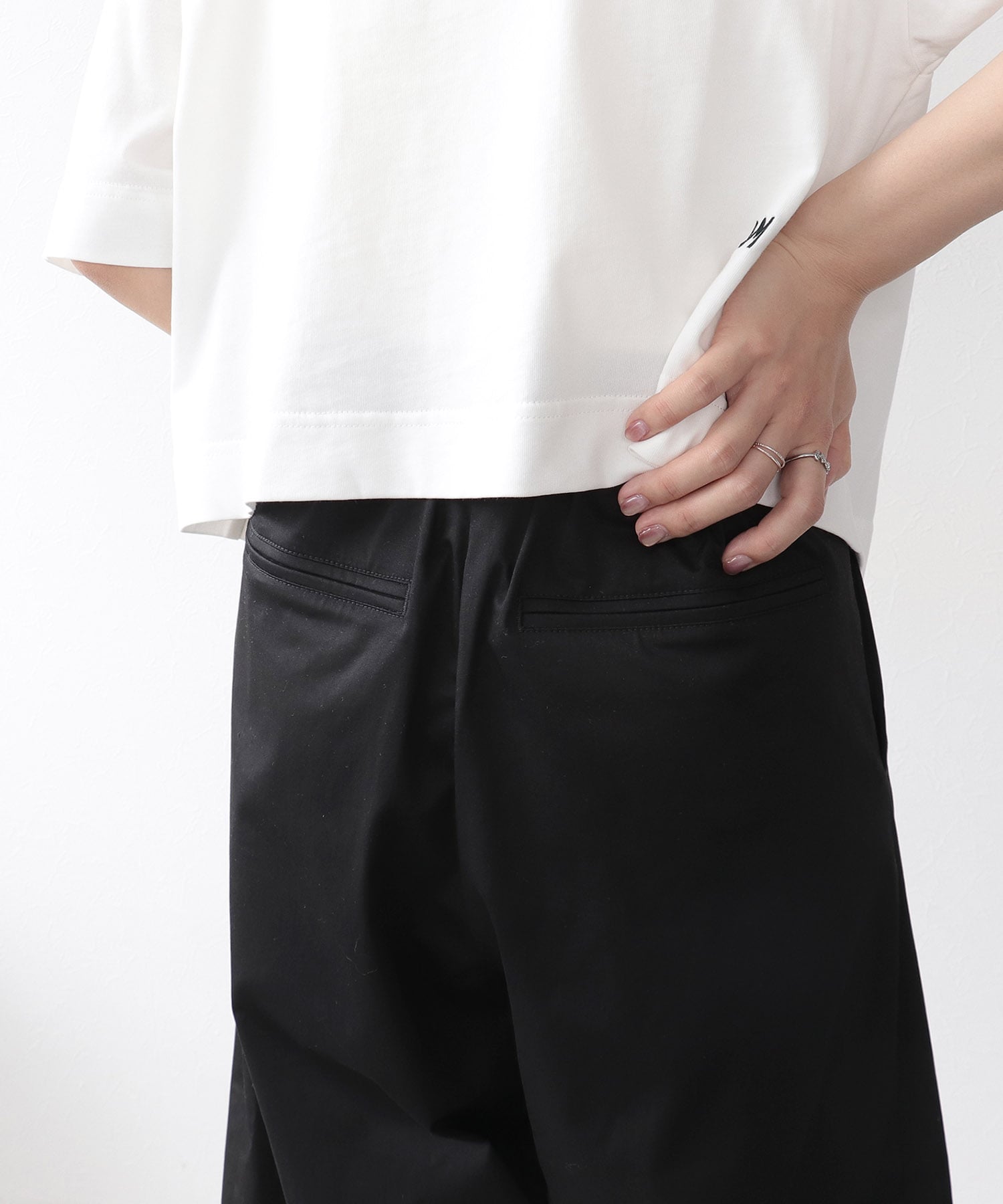 ストレッチサテンバレルパンツ