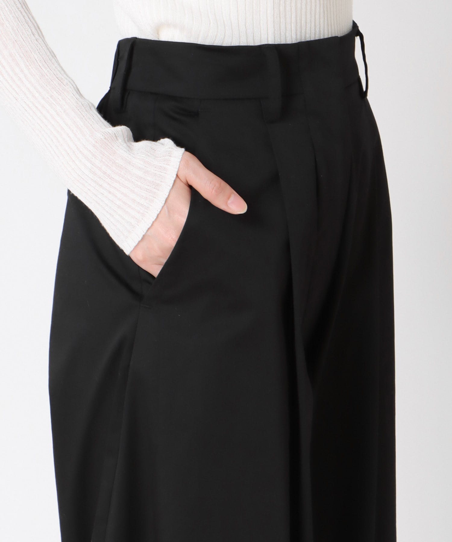ストレッチサテンバレルパンツ