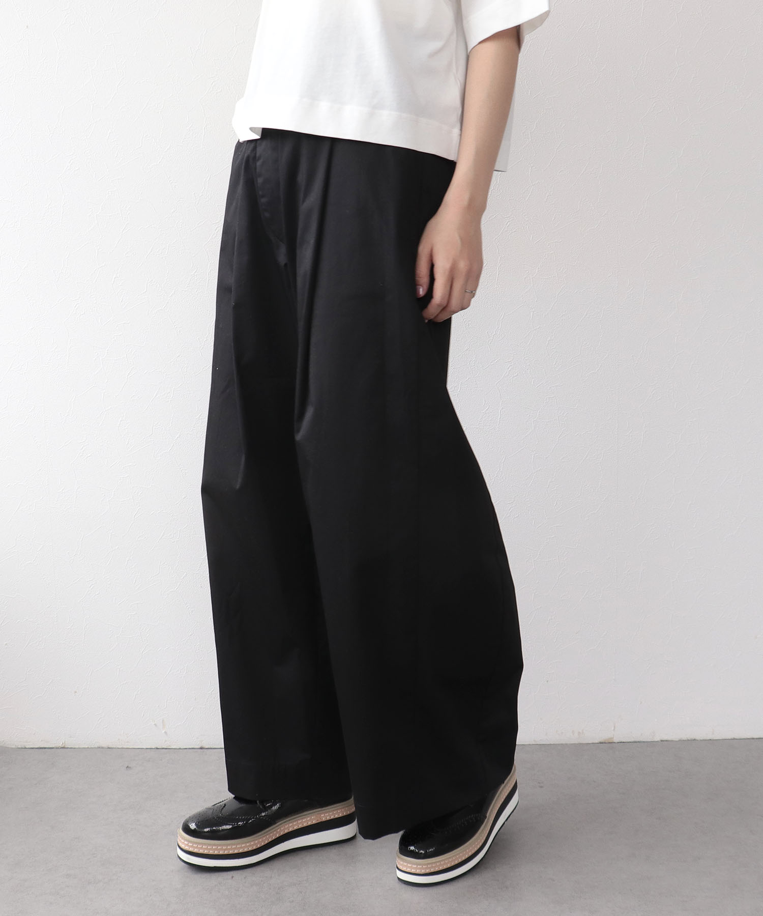 ストレッチサテンバレルパンツ