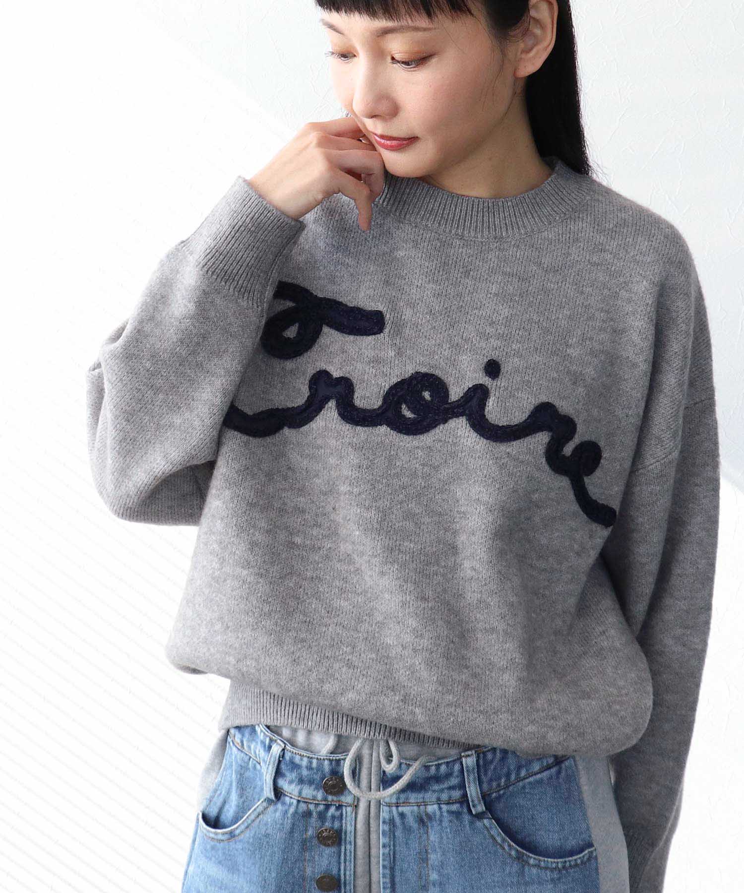 【WEB先行発売】チュール刺繍ロゴニットプルオーバー