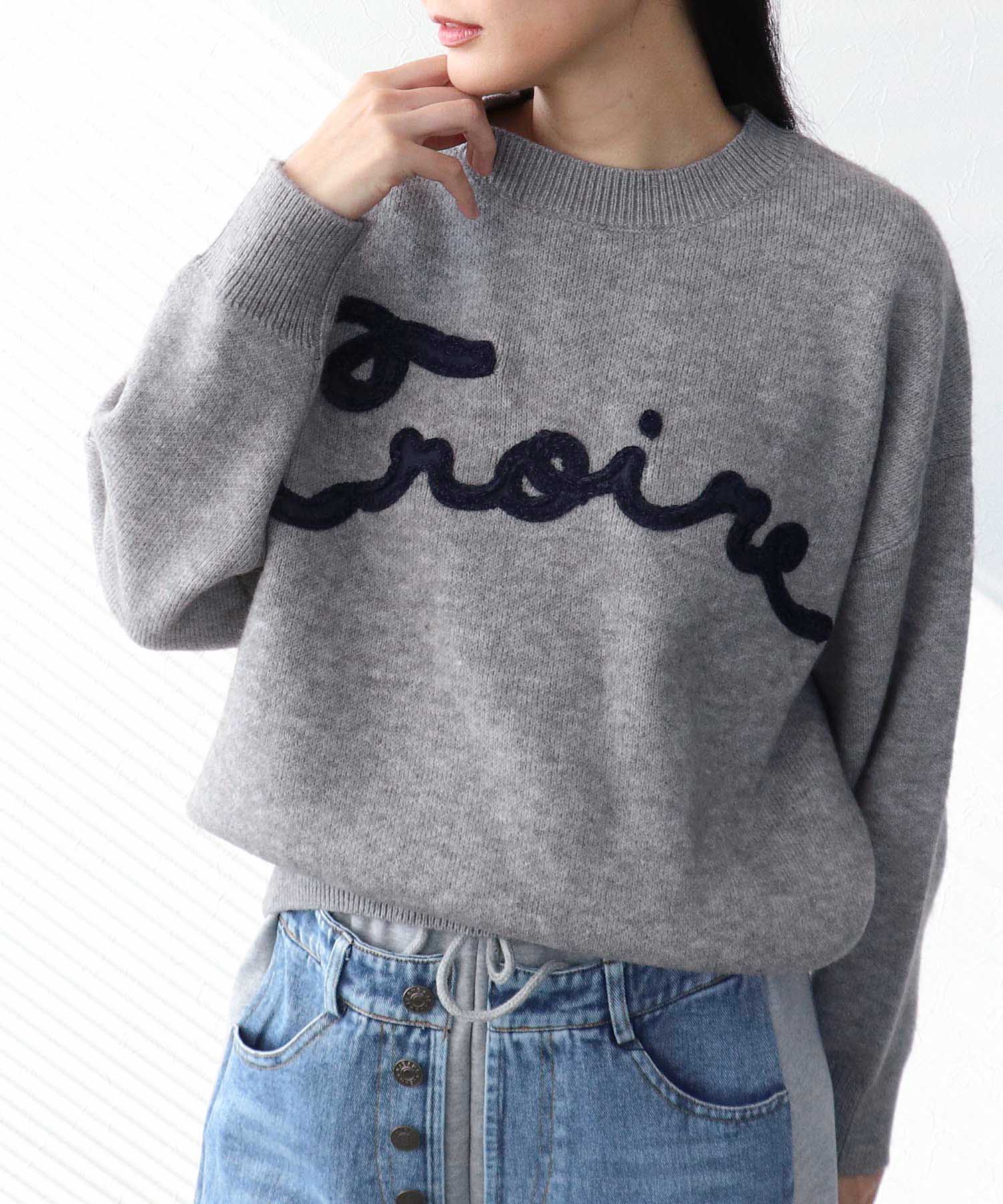 【WEB先行発売】チュール刺繍ロゴニットプルオーバー