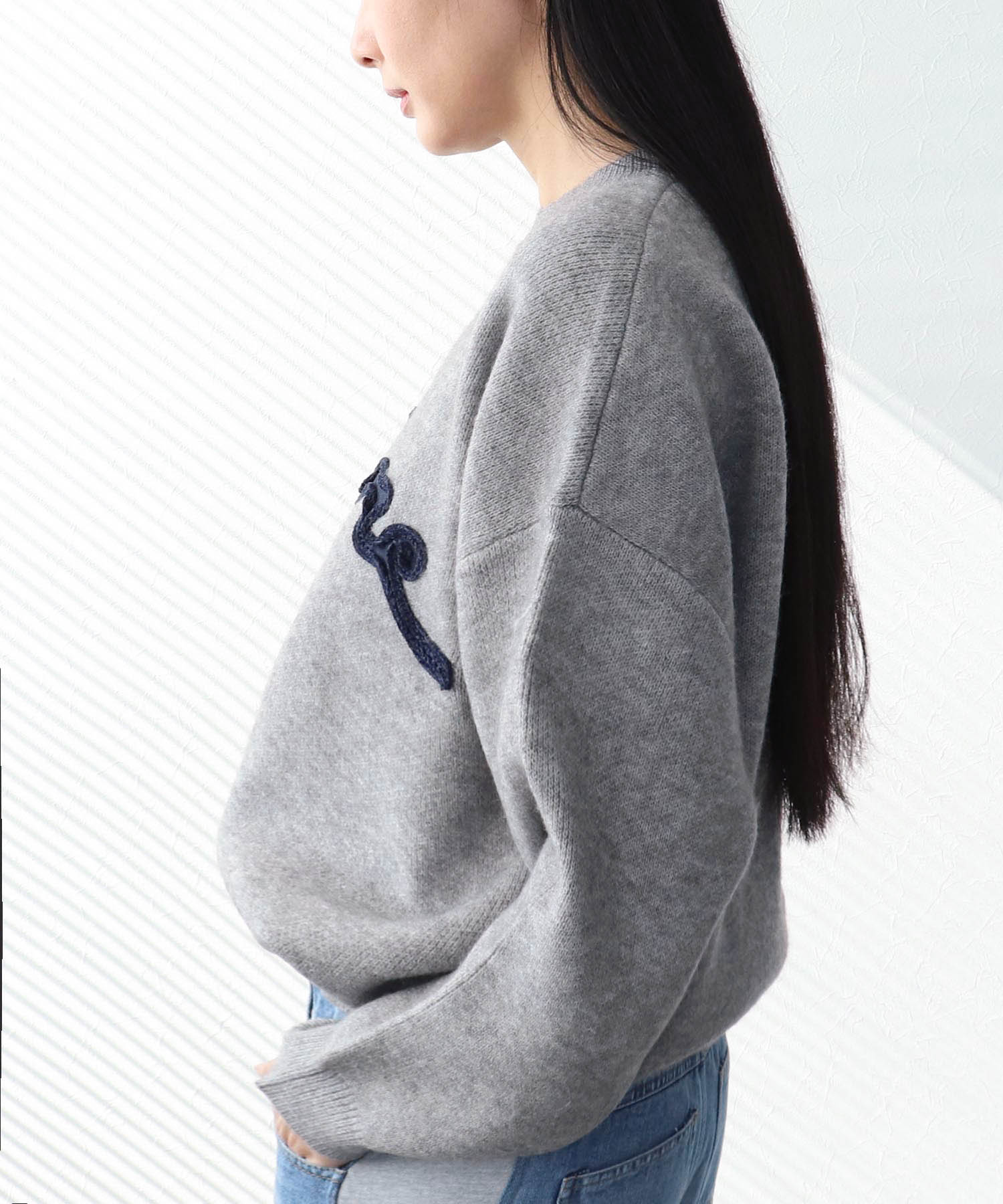 【WEB先行発売】チュール刺繍ロゴニットプルオーバー