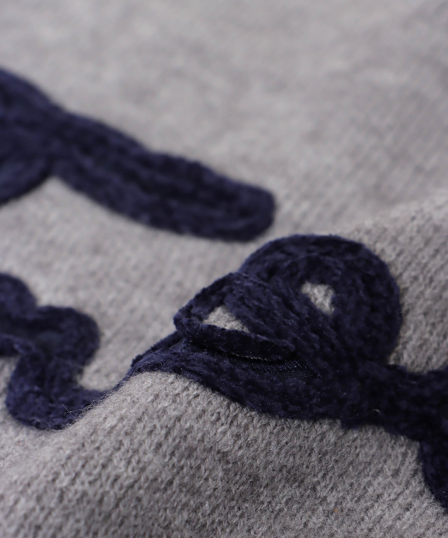 【WEB先行発売】チュール刺繍ロゴニットプルオーバー