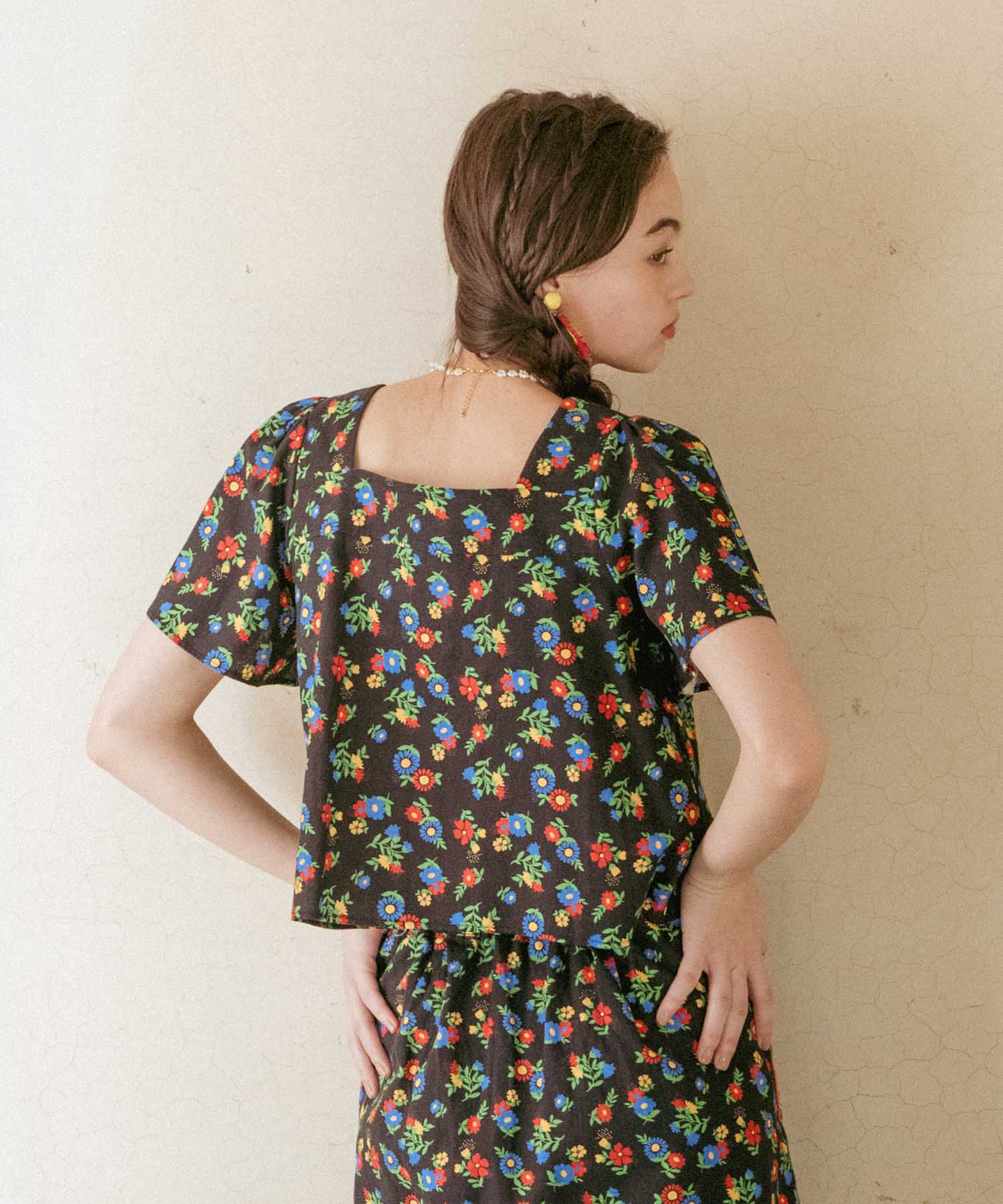 ≪4/16(木)予約開始≫レトロフラワー柄フロントボタンブラウス