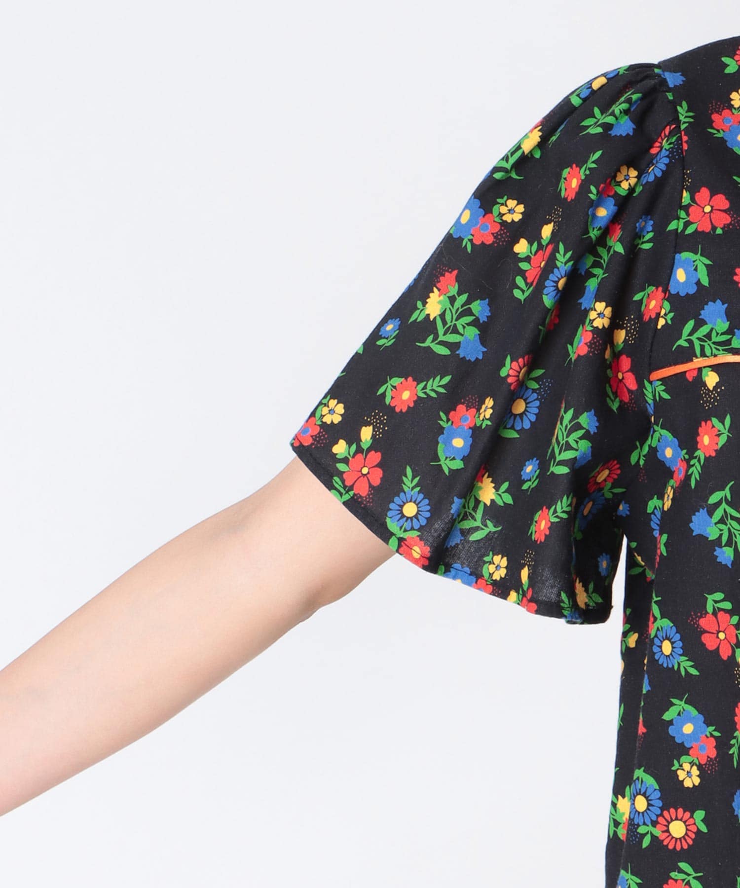 ≪4/16(木)予約開始≫レトロフラワー柄フロントボタンブラウス