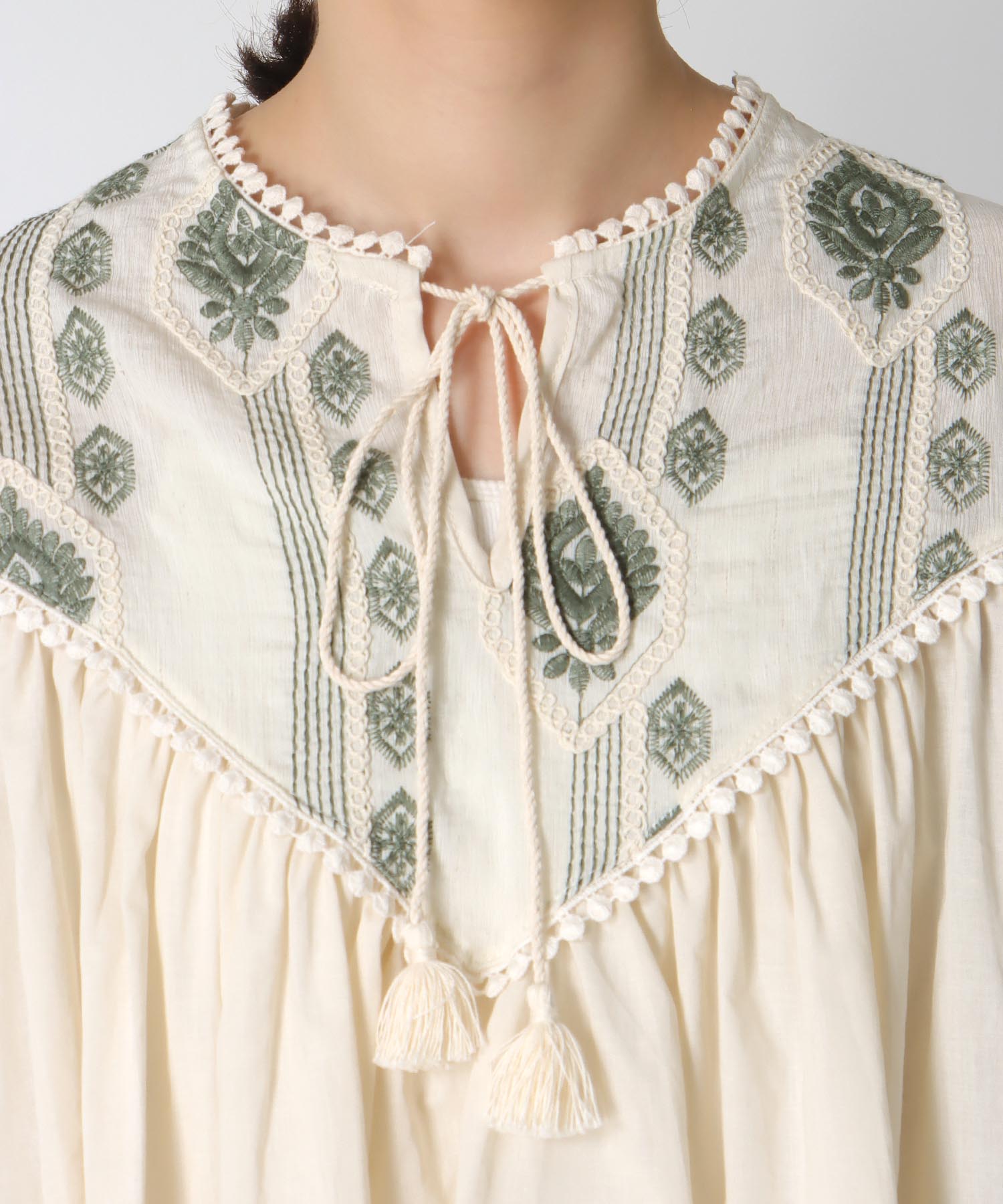 【2/26(木)12時予約開始】ぺザント刺繍ブラウス