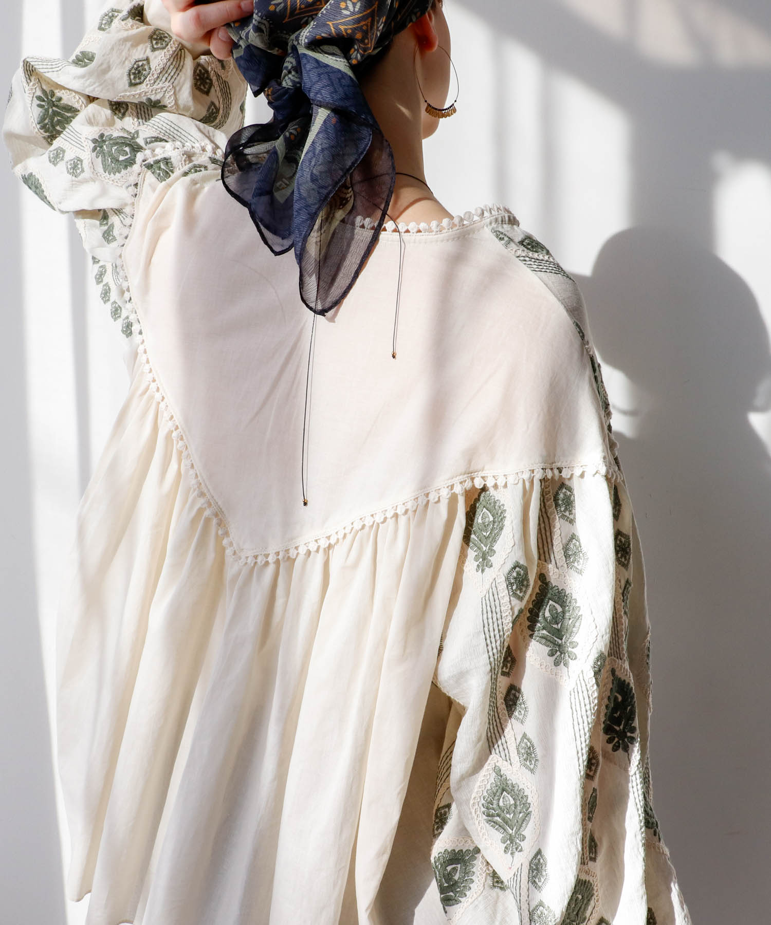 【2/26(木)12時予約開始】ぺザント刺繍ブラウス