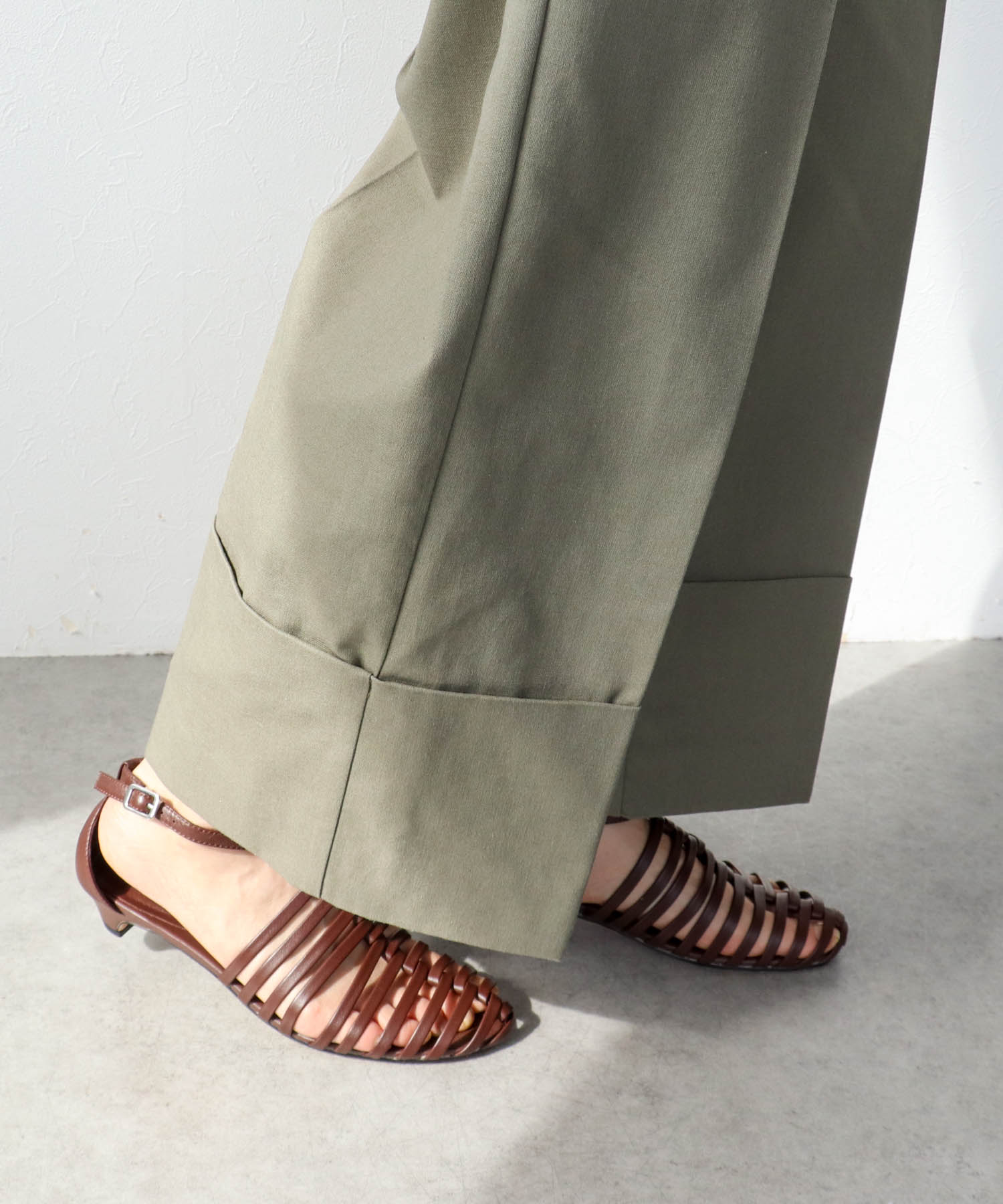 ロールヘムセンタープレスイージーパンツ