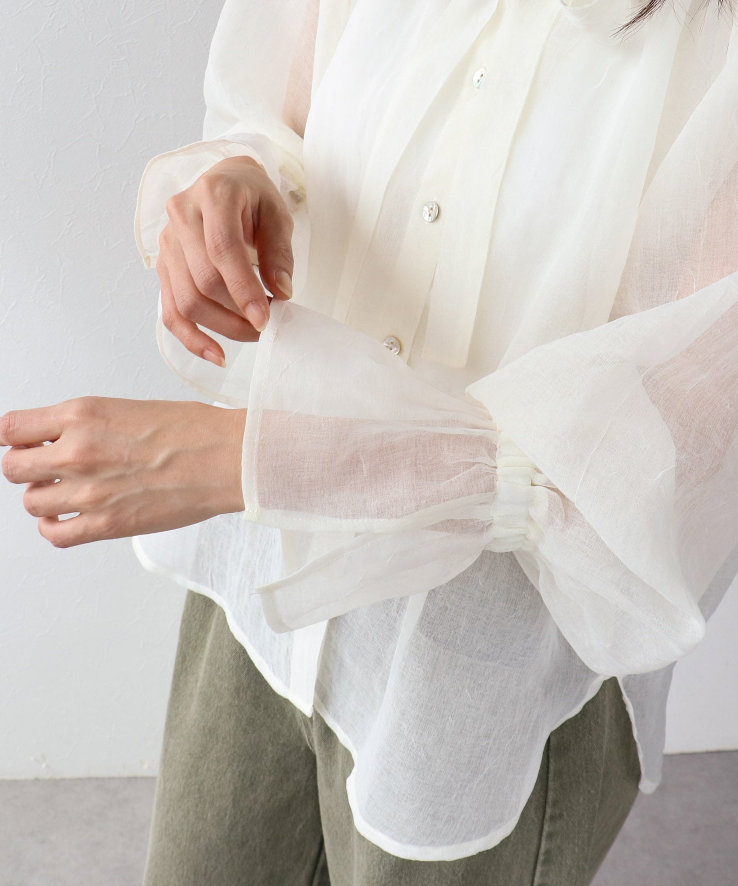 ギャザーリボンカラーブラウス