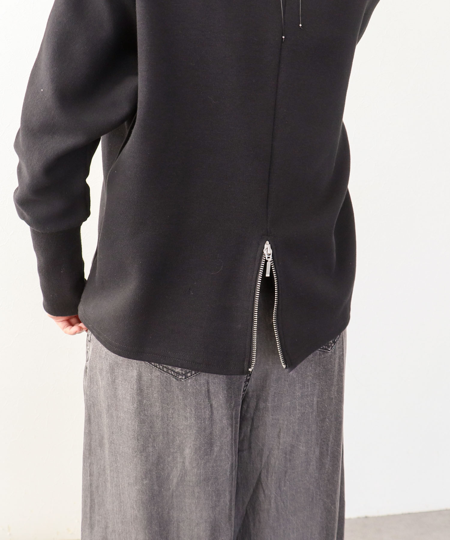 サカリバドルマンバックジッププルオーバー