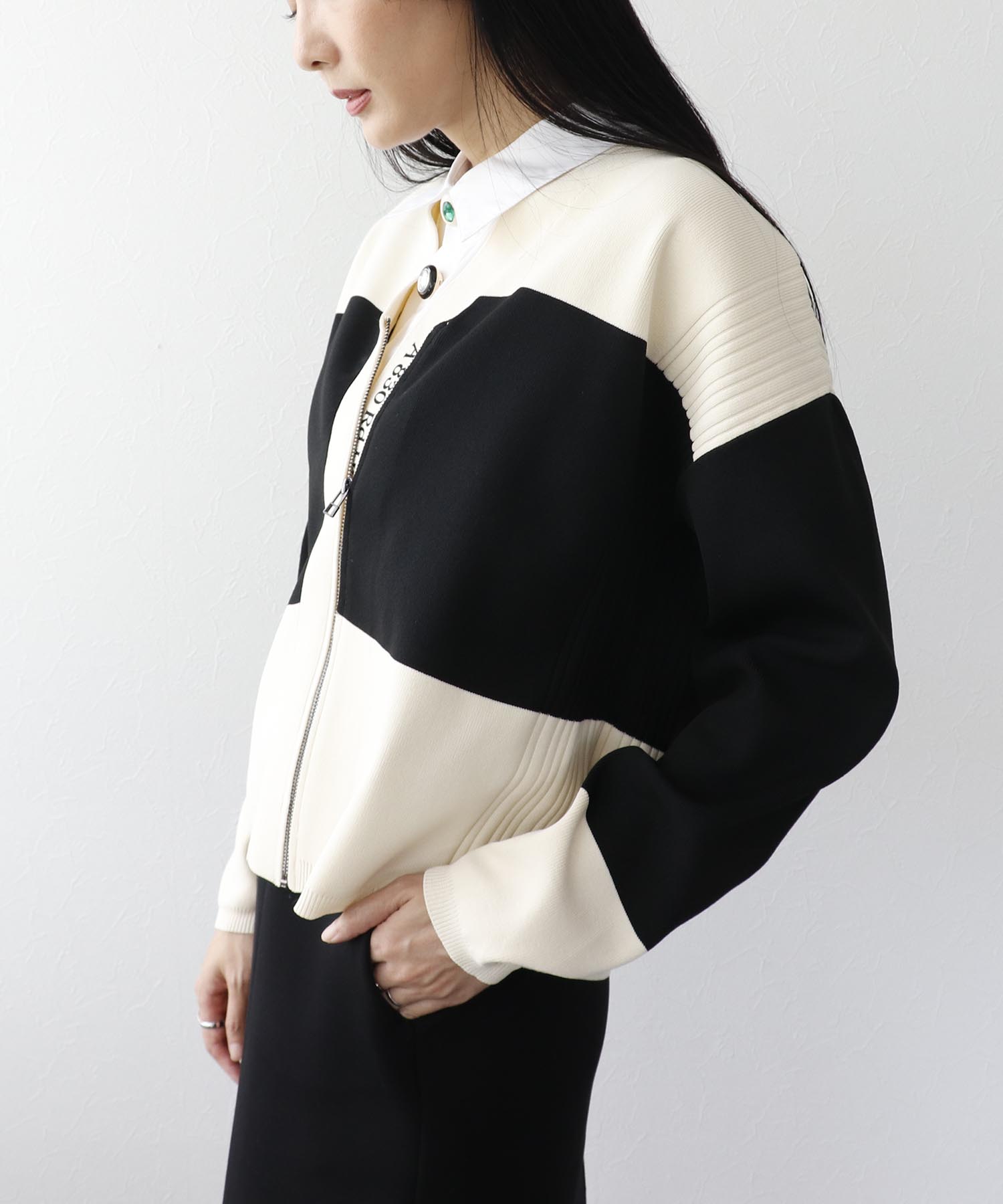 超軽量編柄ロゴZIPブルゾン