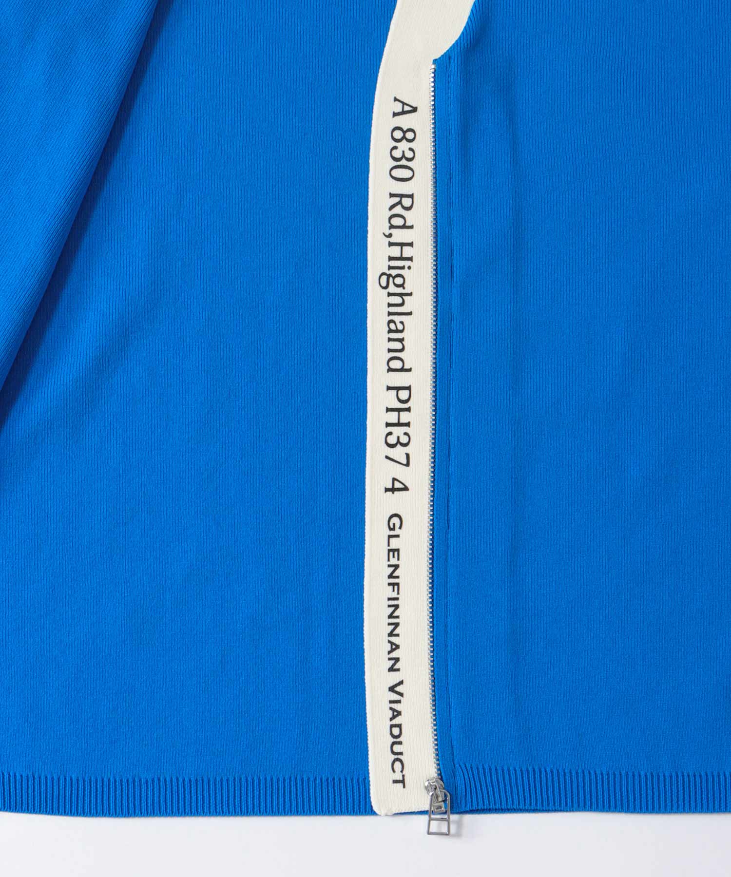 超軽量編柄ロゴZIPブルゾン