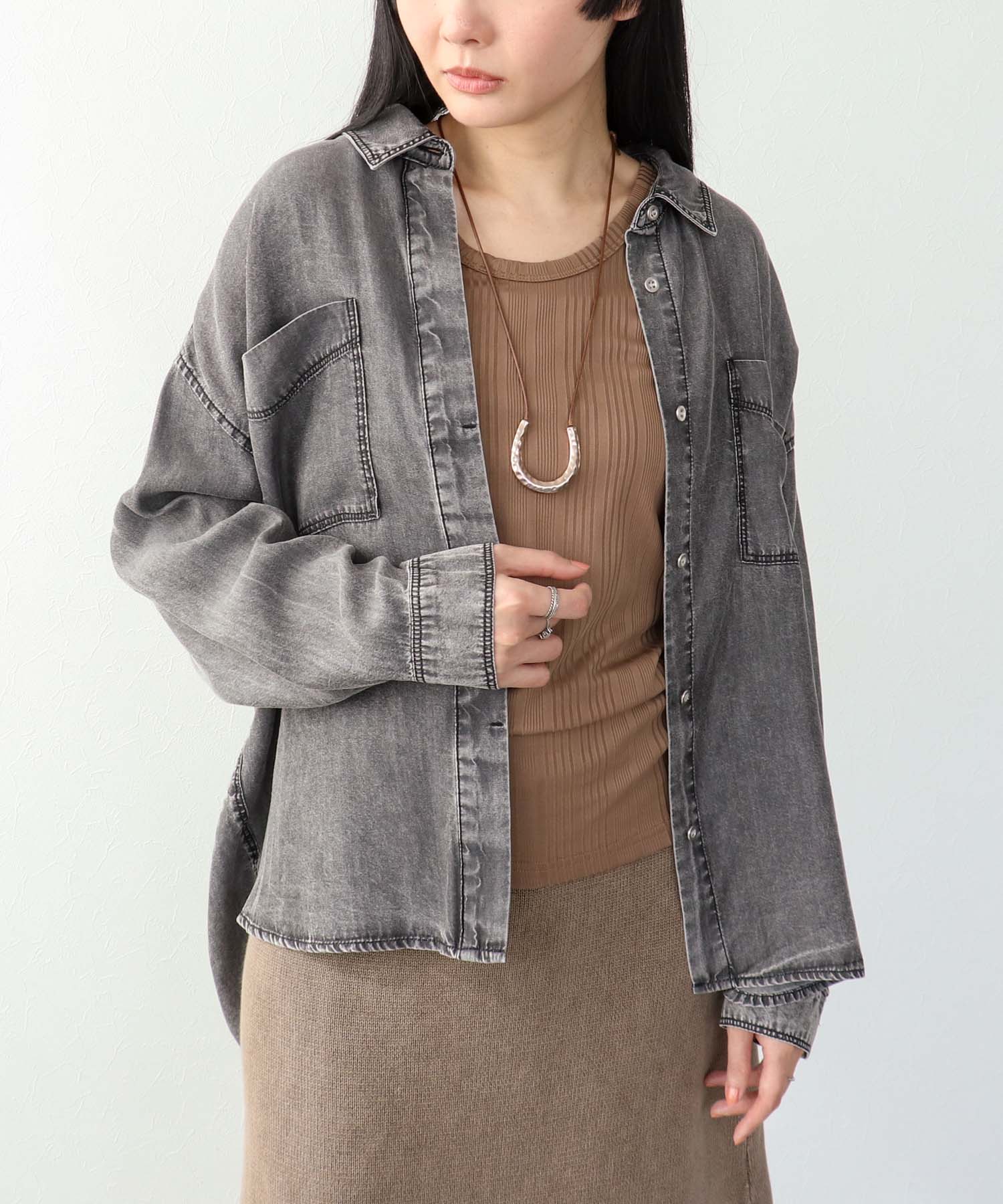 パウダーシルクデニムラウンドブラウス